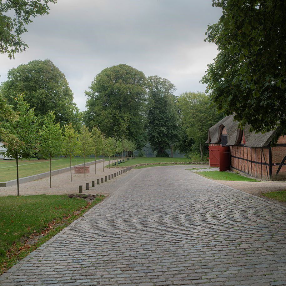 Ny brostensbelægning i vejsvinget ved Hald Laden