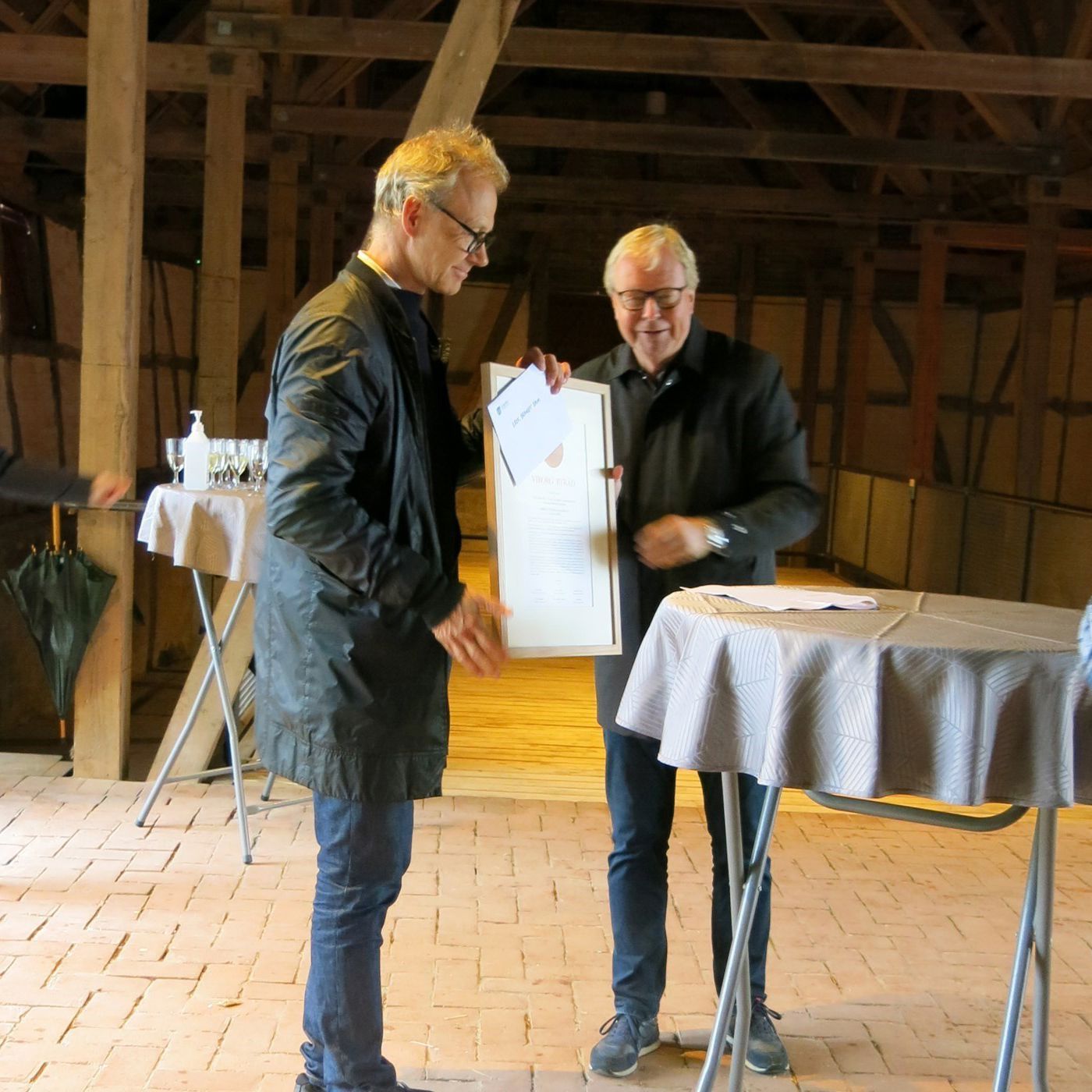 Borgmesteren overrækker diplom til arkitekt Erik Brandt Dam