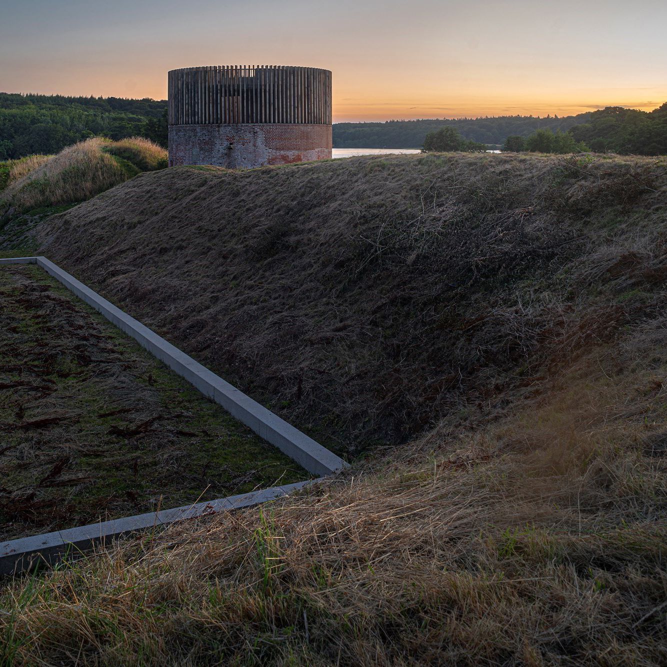 Solnedgangsbillede af Hald Slot og voldene og kig til Hald Sø