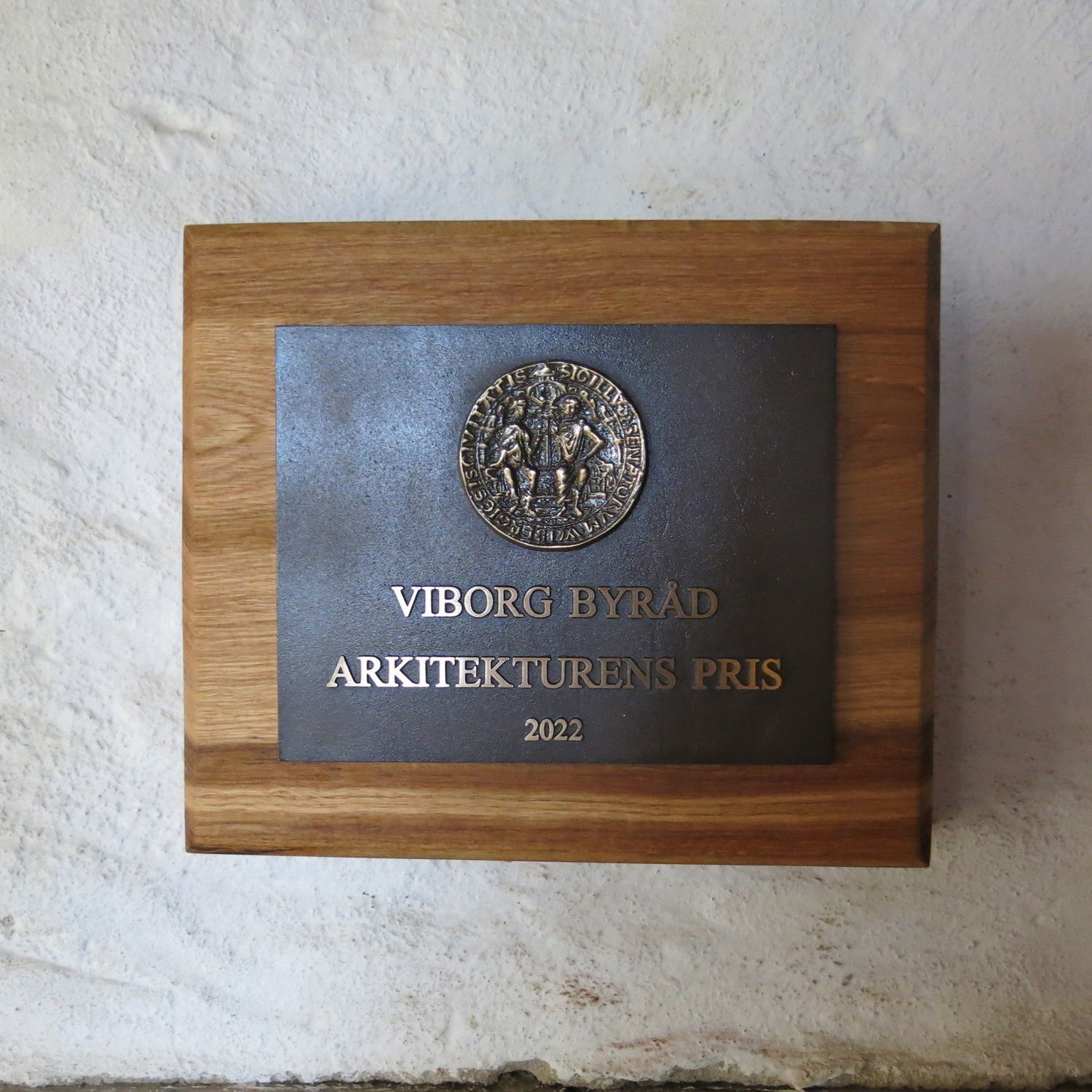 Nærbillede af plaketten, der blev givet for Arkitekturens Pris i 2022, hænger i Hald Laden