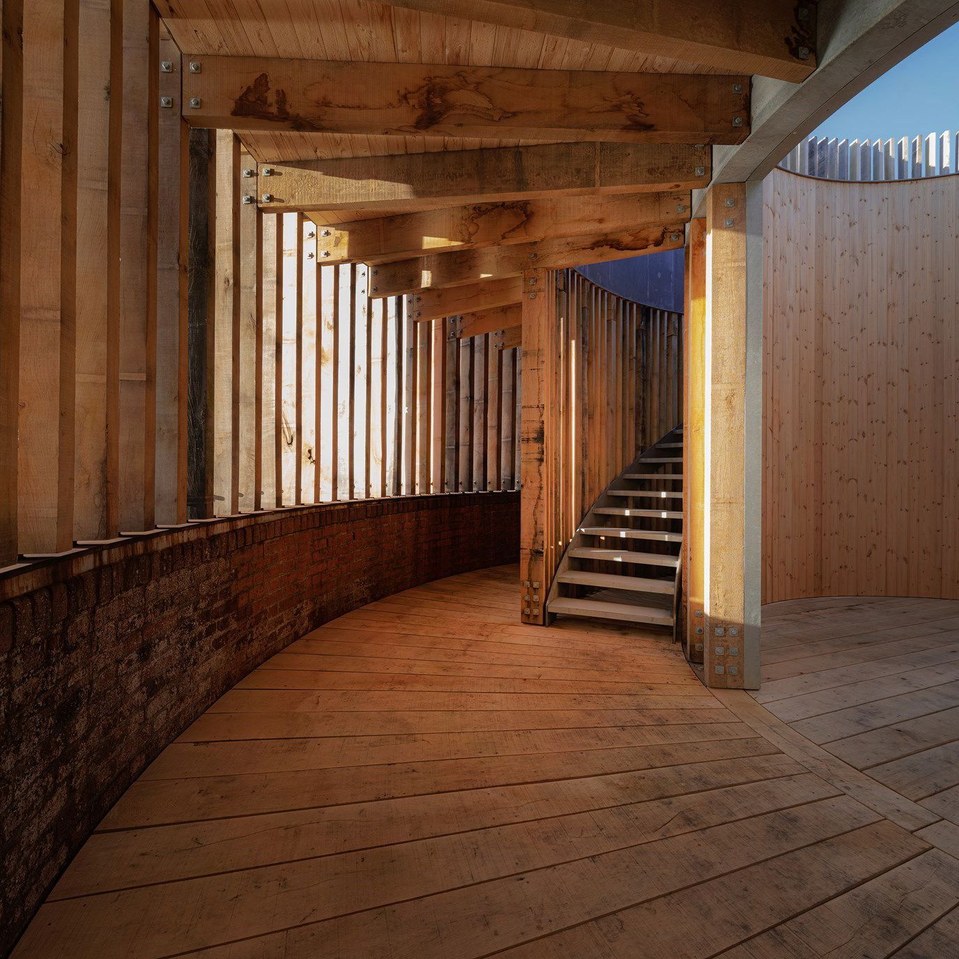 Hald Slot, det nye tårn set indefra, kig til trappe, trægulv og himmel