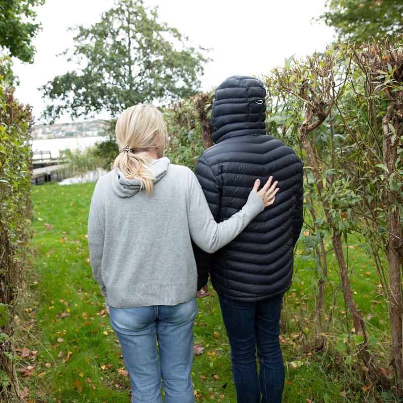 Kvinde holder hånden på ryggen af en mand