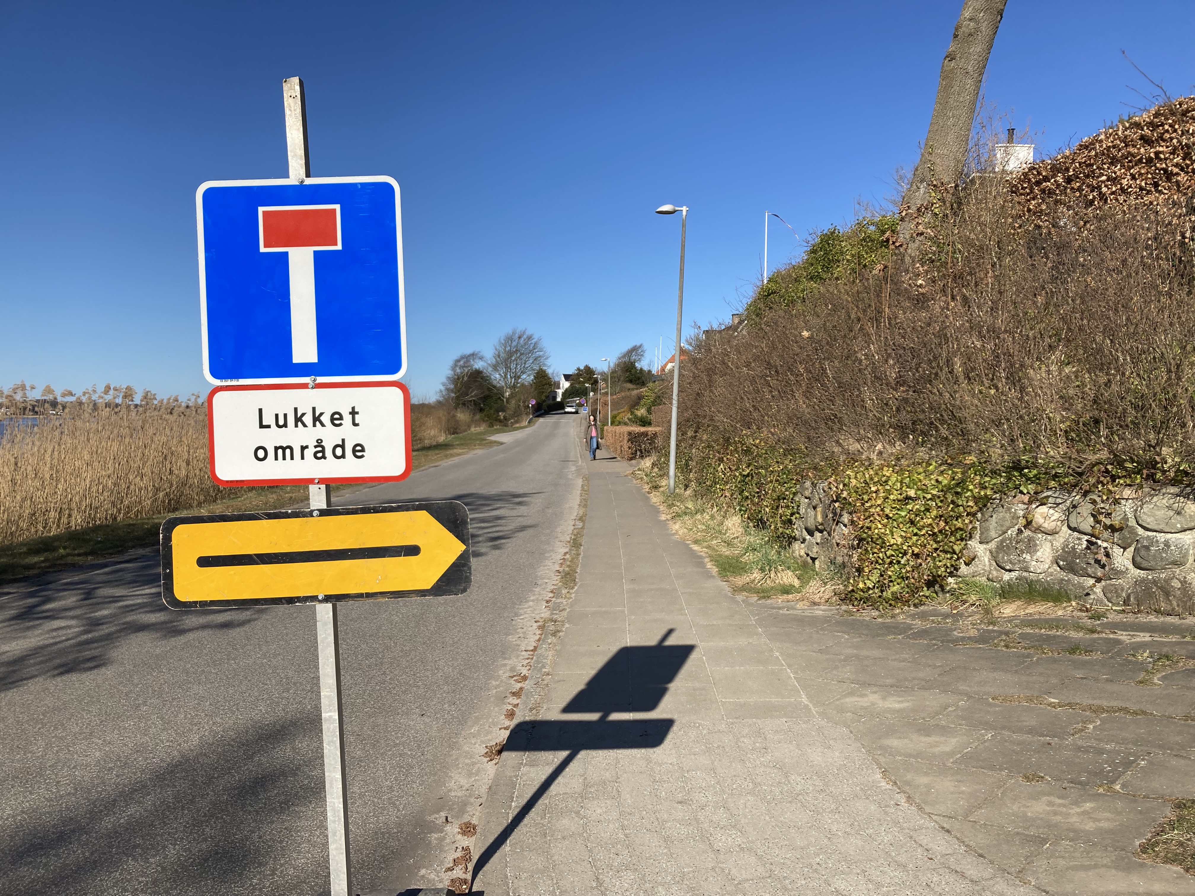 Skilt med vejarbejde og omkørsel