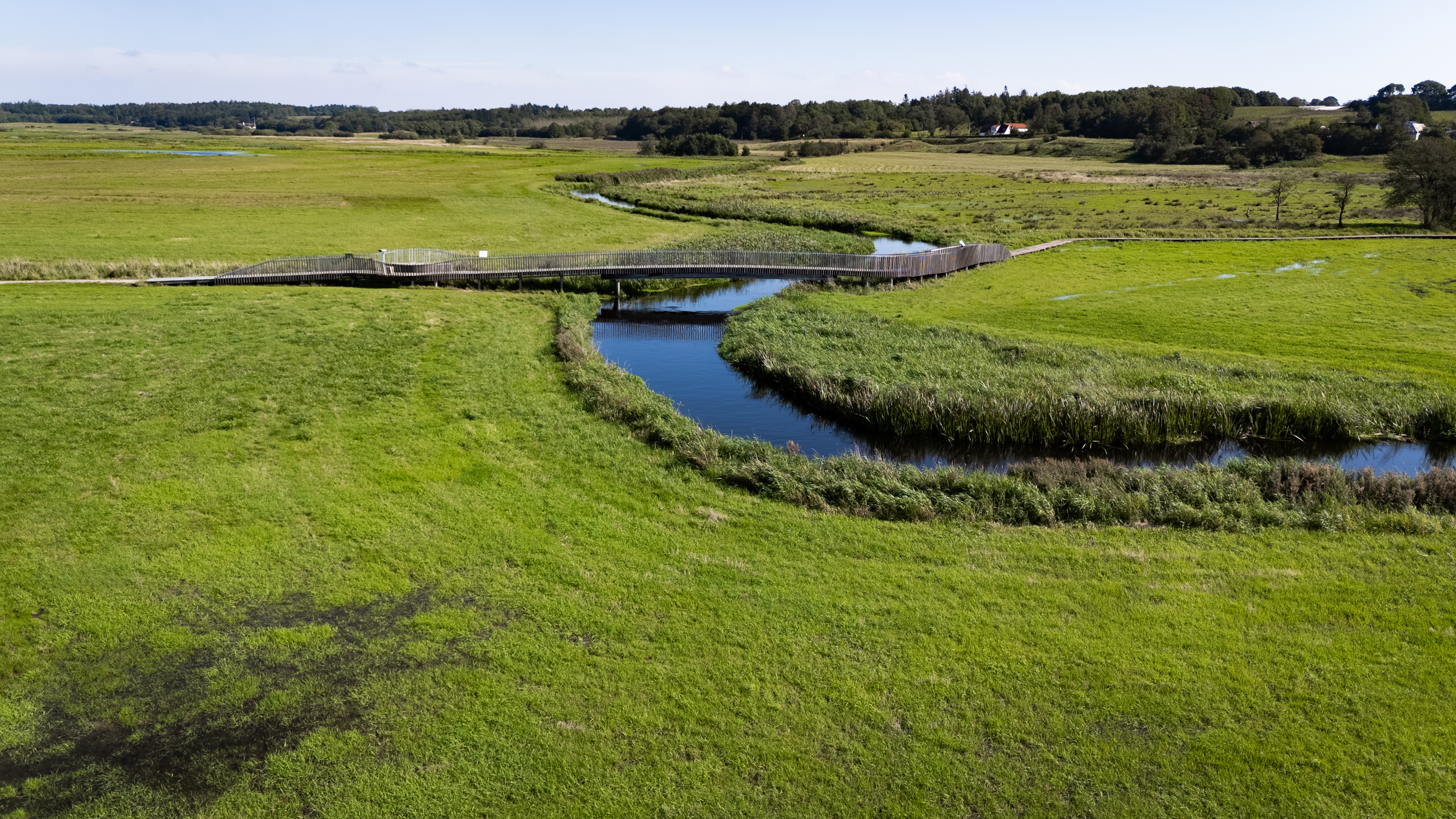Luftfoto af broen og åen