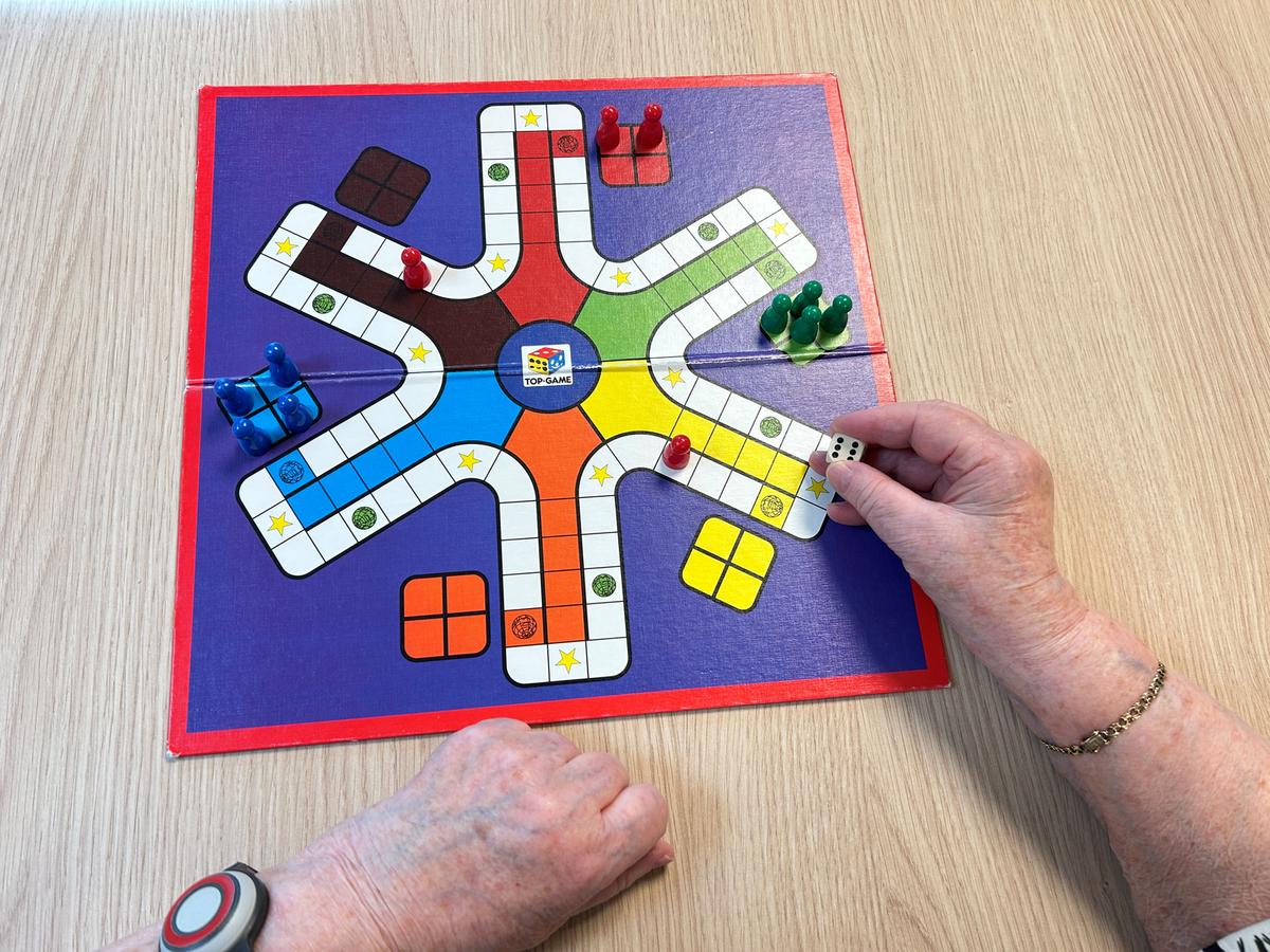 Kvinde spiller ludo