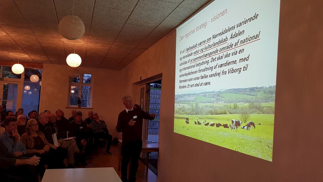 En slide vist på en væg til et møde