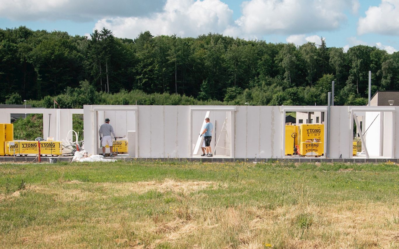 Påbegyndt byggeri. Sokkel og yderplader. Arnbjerg.