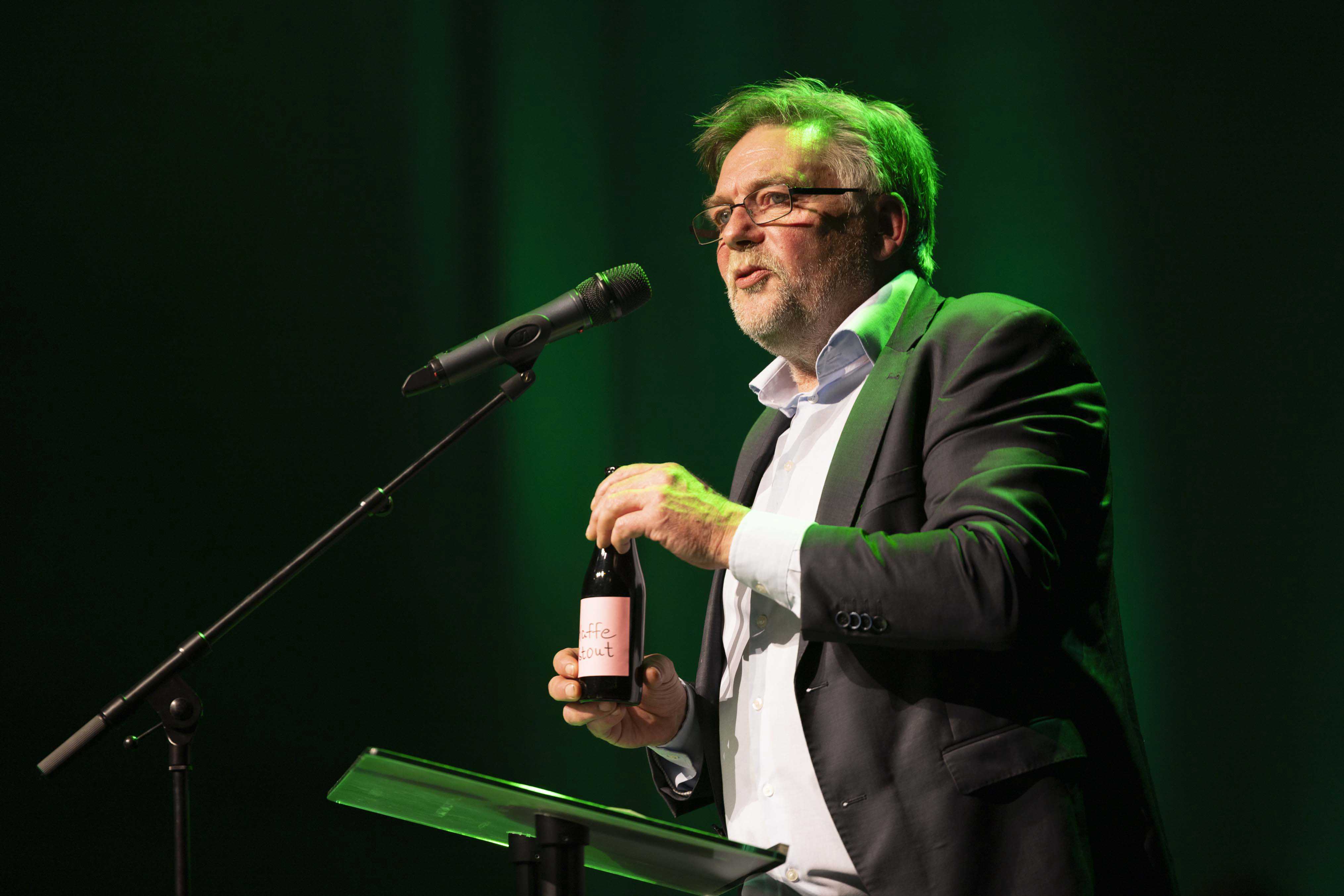 Johannes Vesterby (V), Viborg Byråds længst siddende medlem, havde en lokal øl fra Løvel med til Ulrik Wilbeks afskedsreception