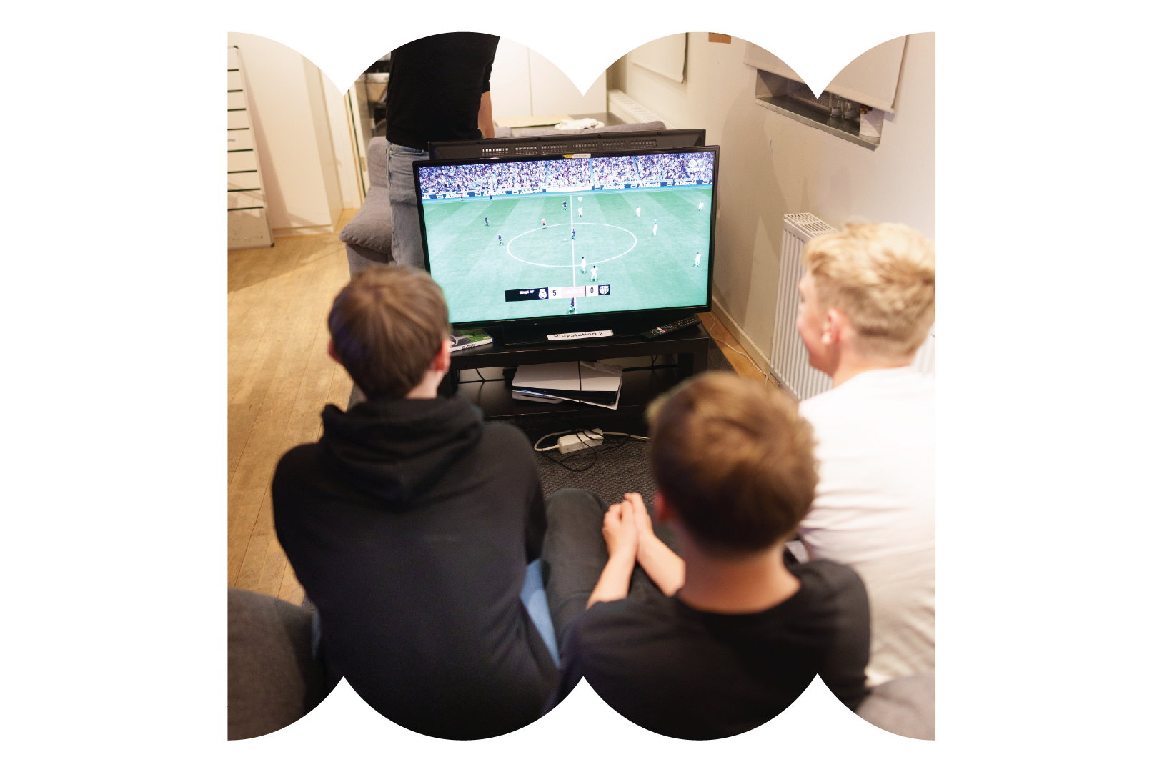 Unge spiller playstation