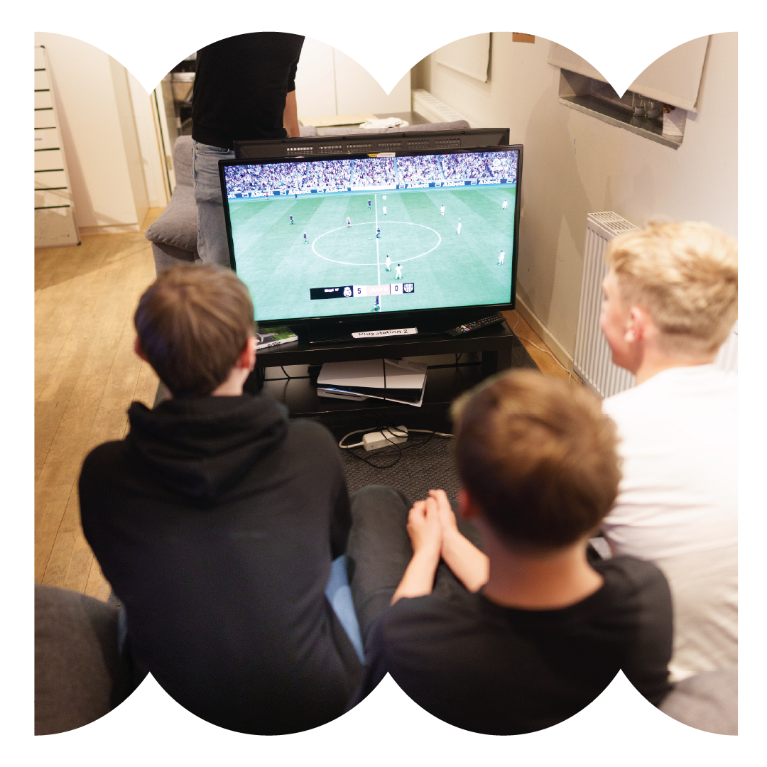 Unge spiller playstation
