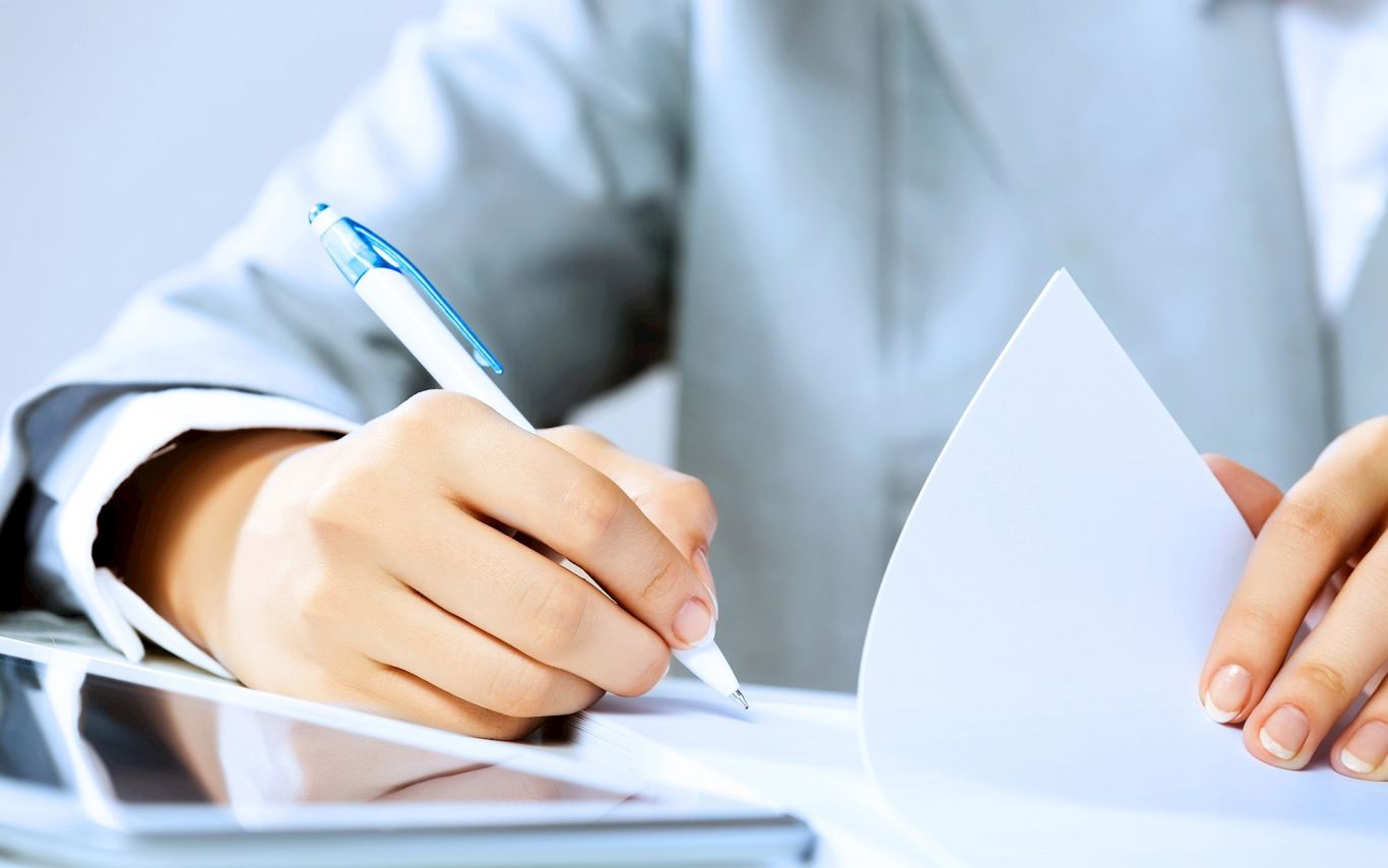 Hånd skriver underskrift med kuglepen