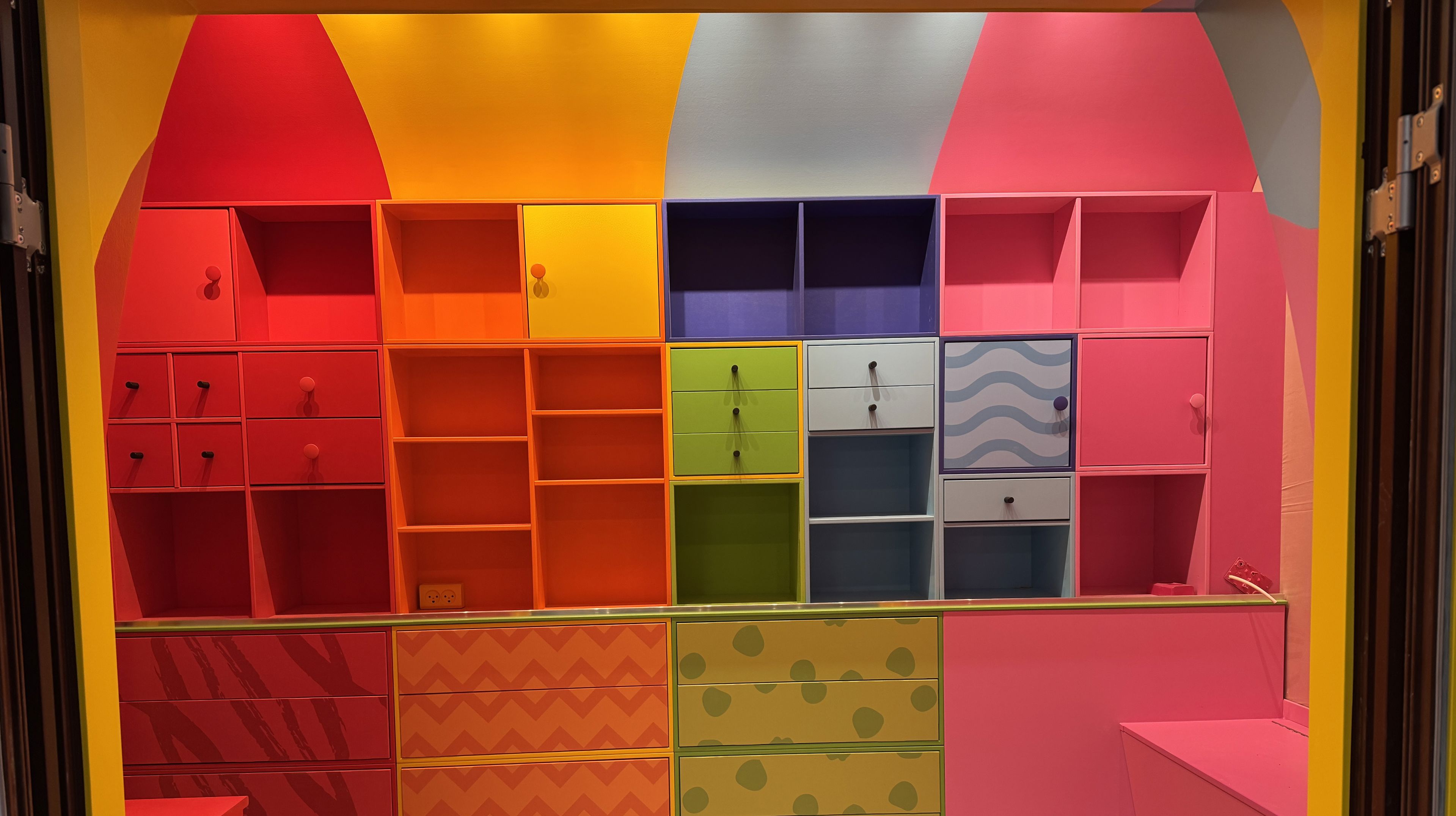 Aktivitetshuset set indefra. Der mange farver og skuffer med plads til blandt andet kreative redskaber.
