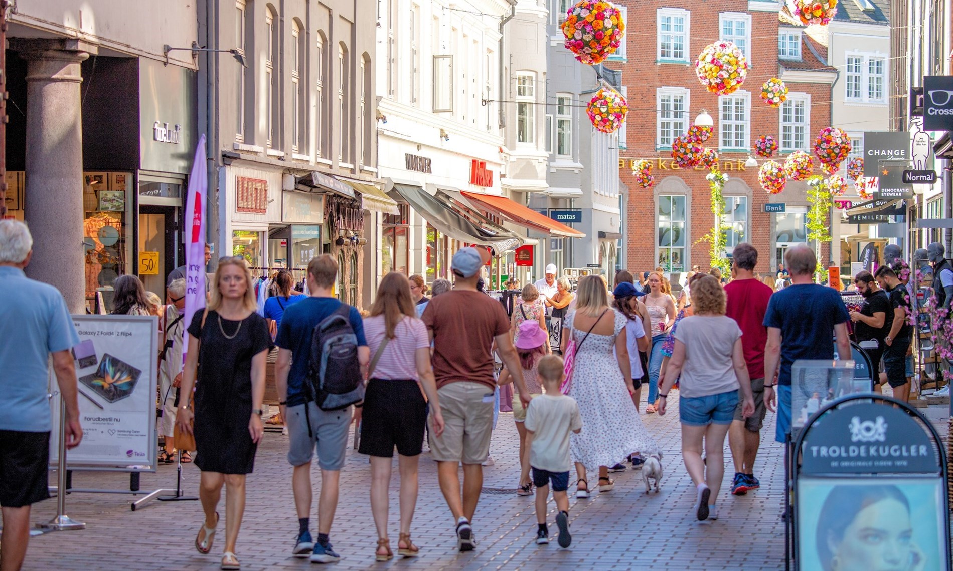 Sommerklædte mennesker i gågade i Viborg