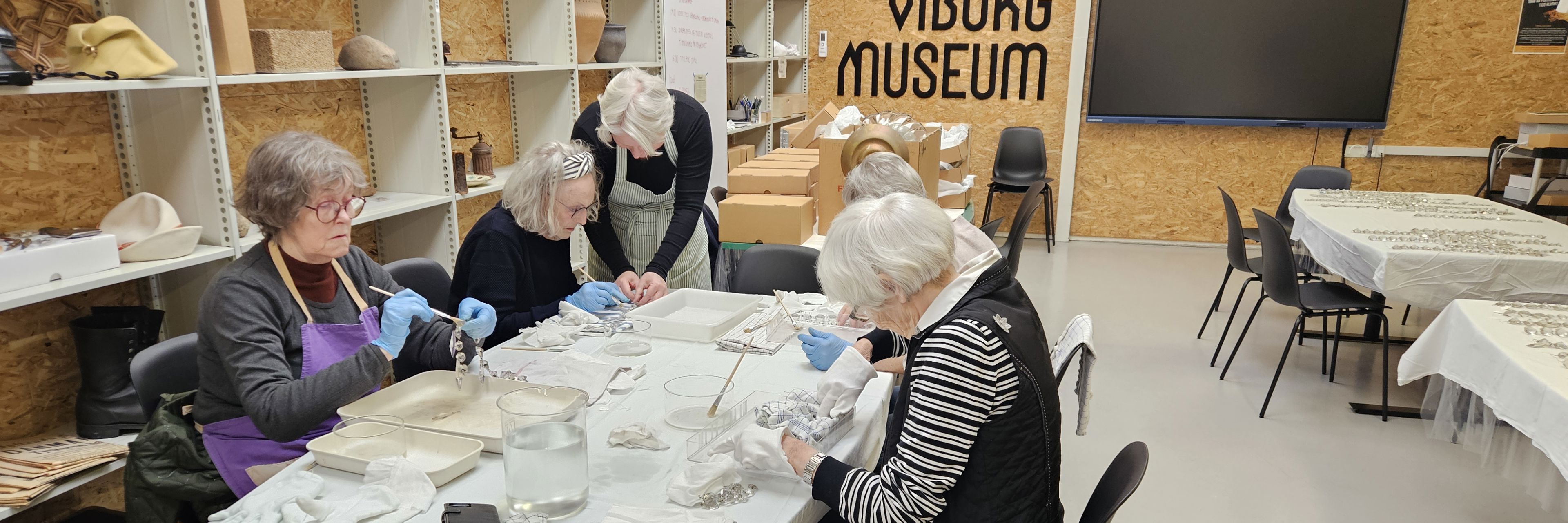 Frivillige renser smykker på Viborg Museum