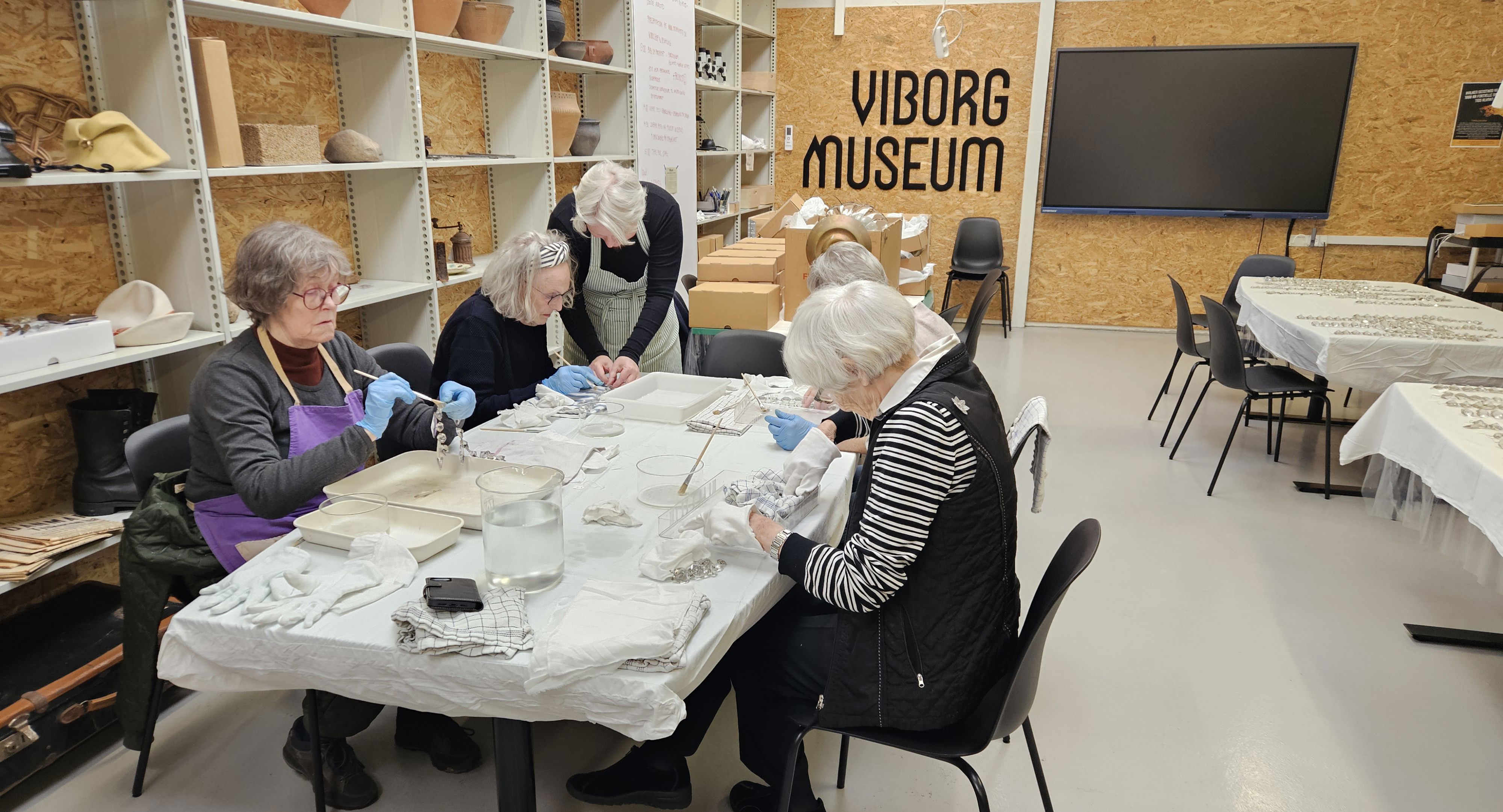 Frivillige renser smykker på Viborg Museum