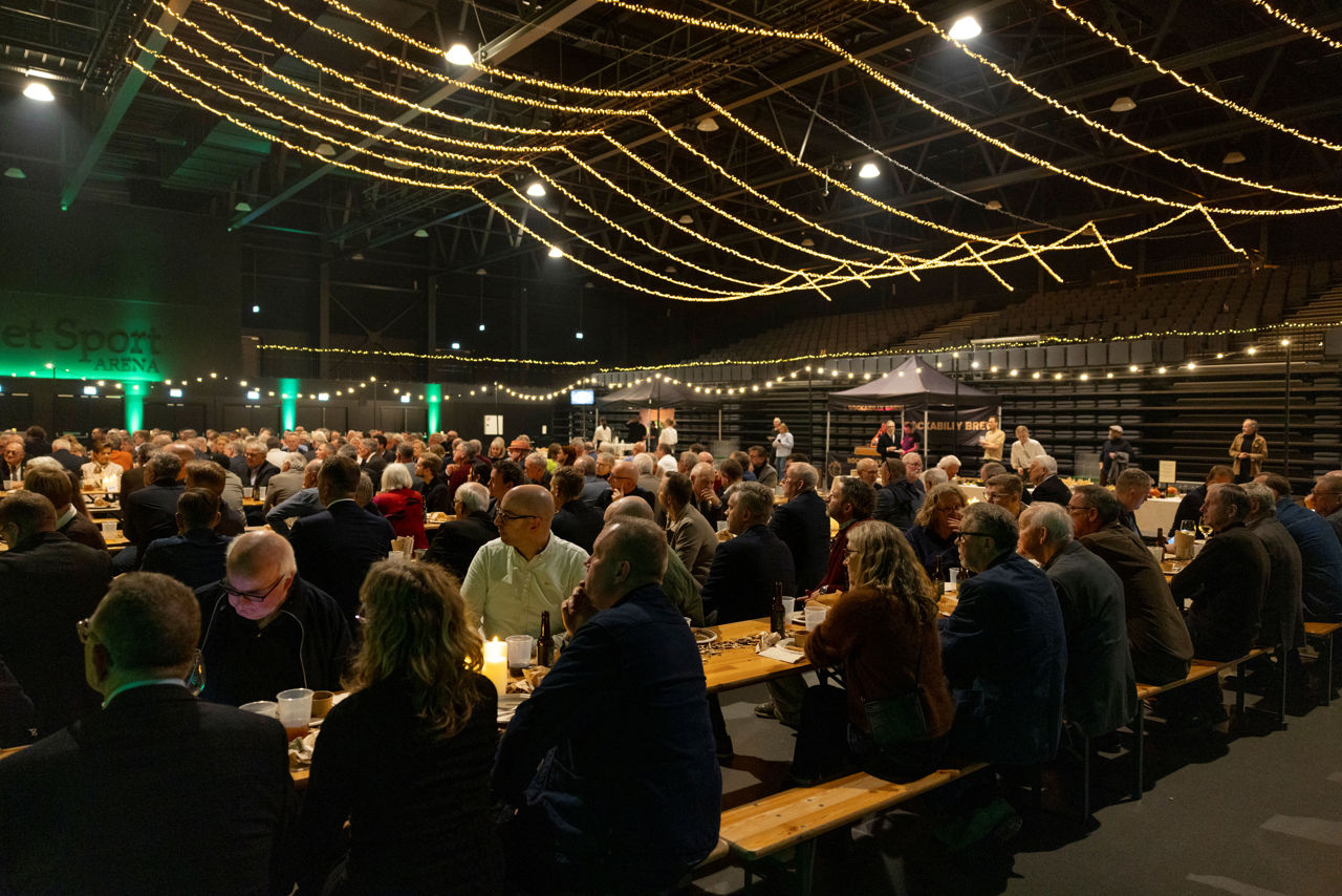 Mange gæster havde fundet vej til Ulrik Wilbeks afskedsreception i Tinghallen