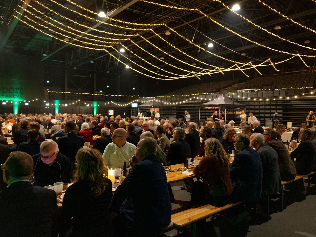 Mange gæster havde fundet vej til Ulrik Wilbeks afskedsreception i Tinghallen