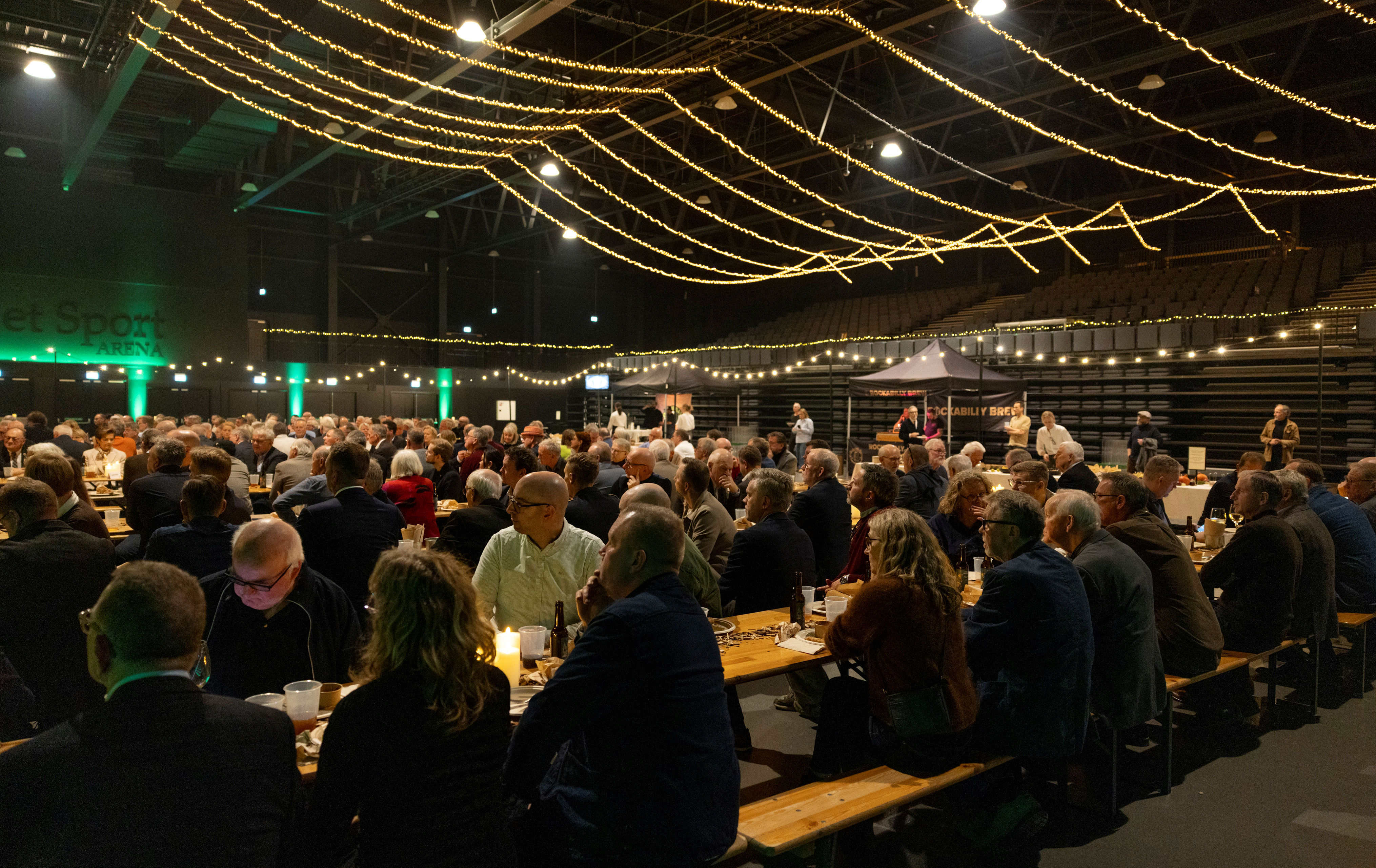 Mange gæster havde fundet vej til Ulrik Wilbeks afskedsreception i Tinghallen