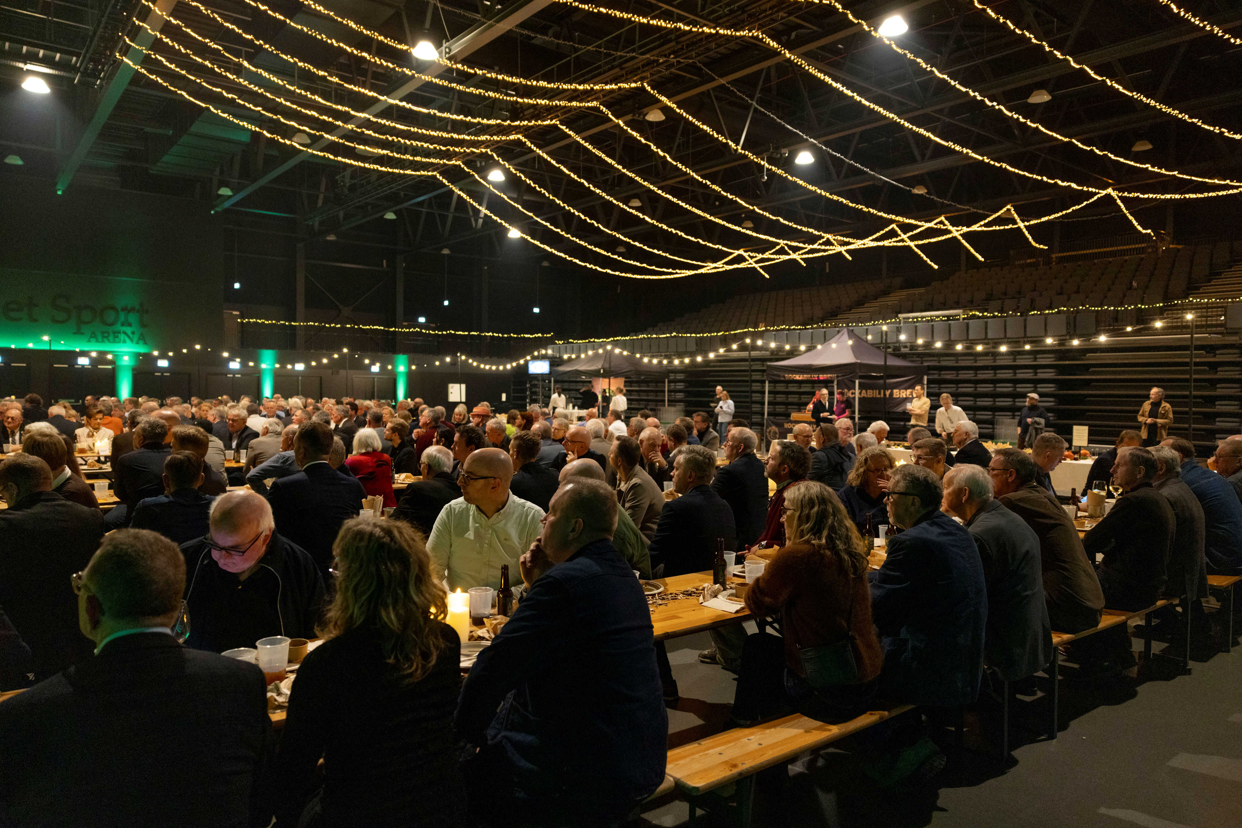 Mange gæster havde fundet vej til Ulrik Wilbeks afskedsreception i Tinghallen