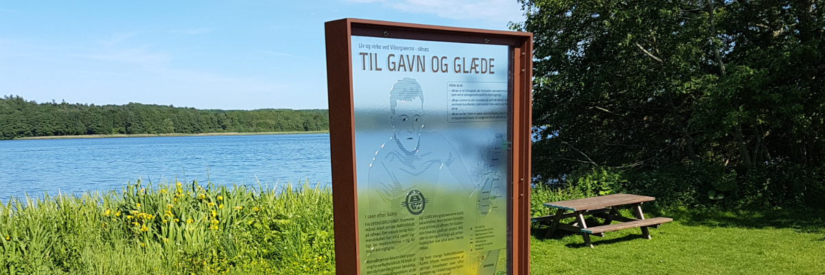 Skilt ved sø