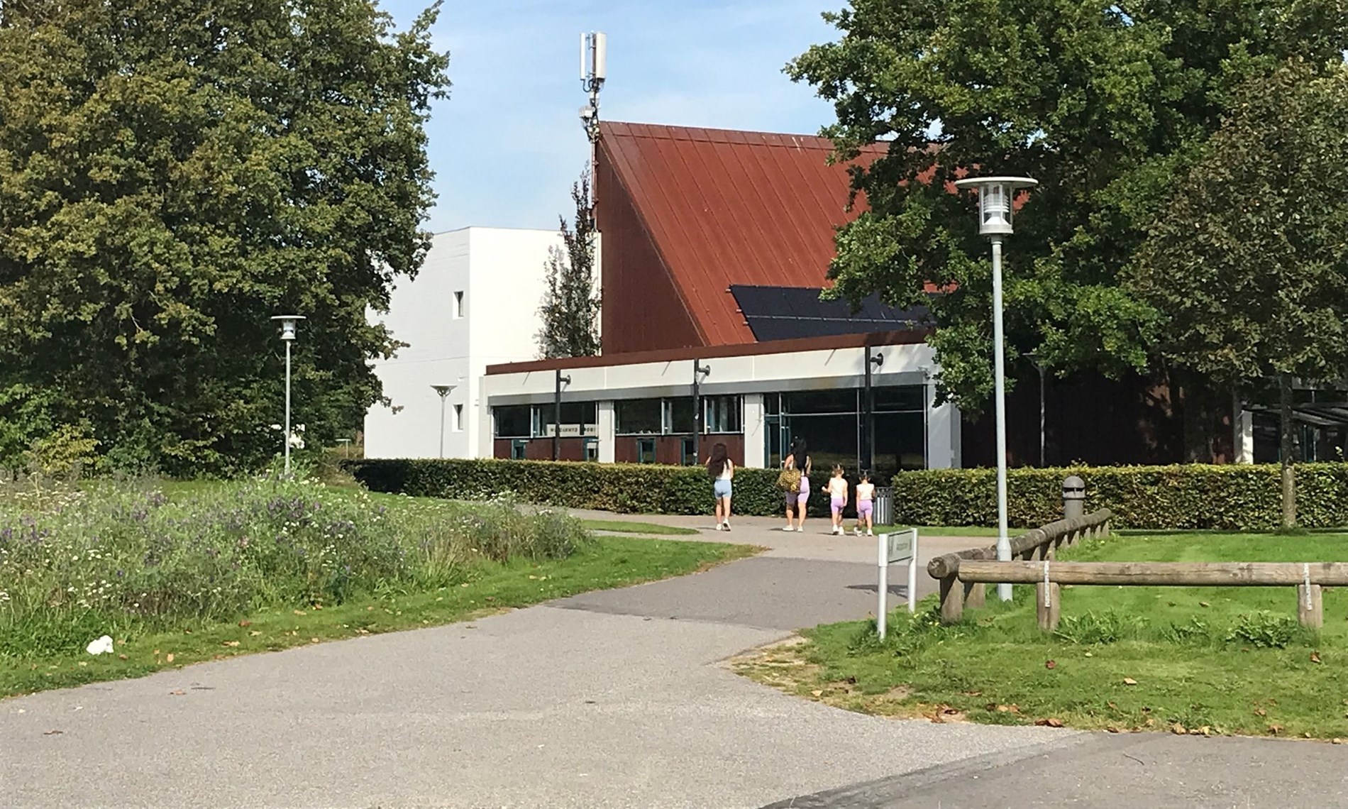 Personer på vej mod Viborg Gymnasium