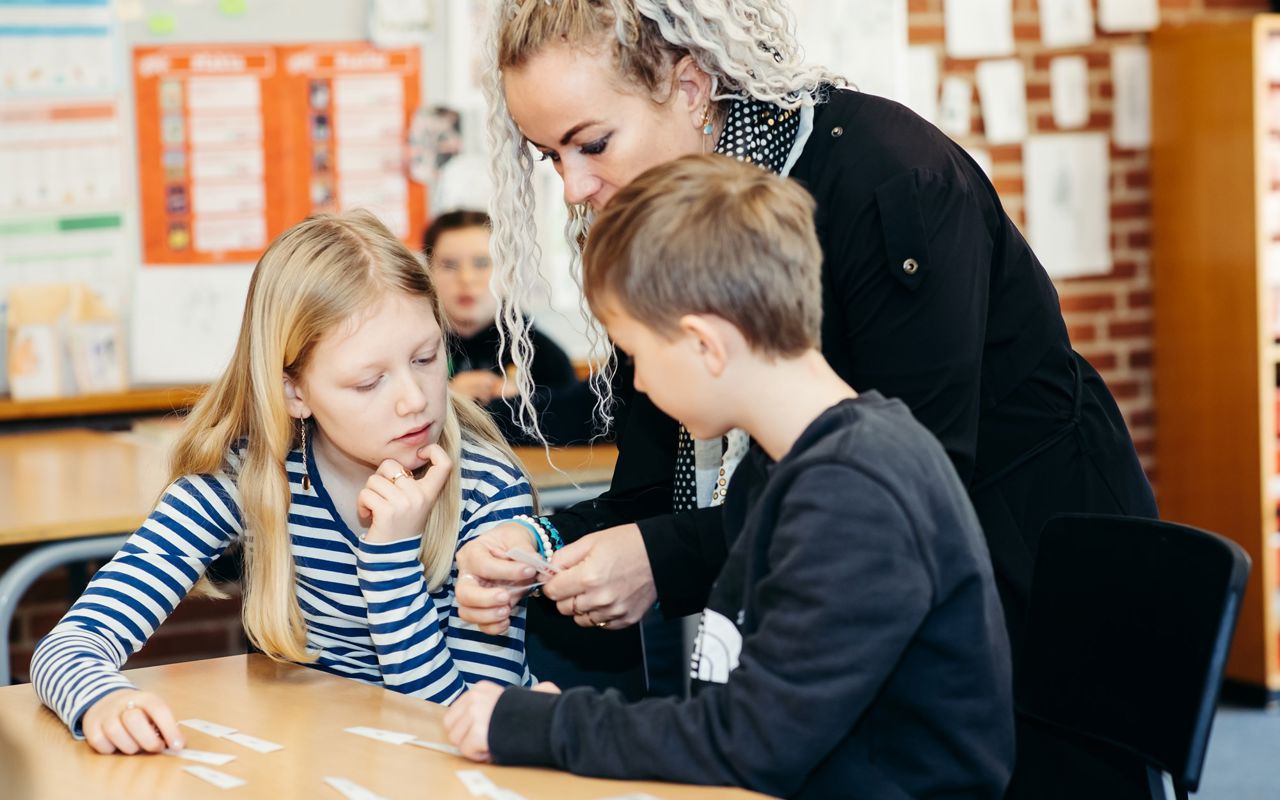 Lærer, der taler med elev