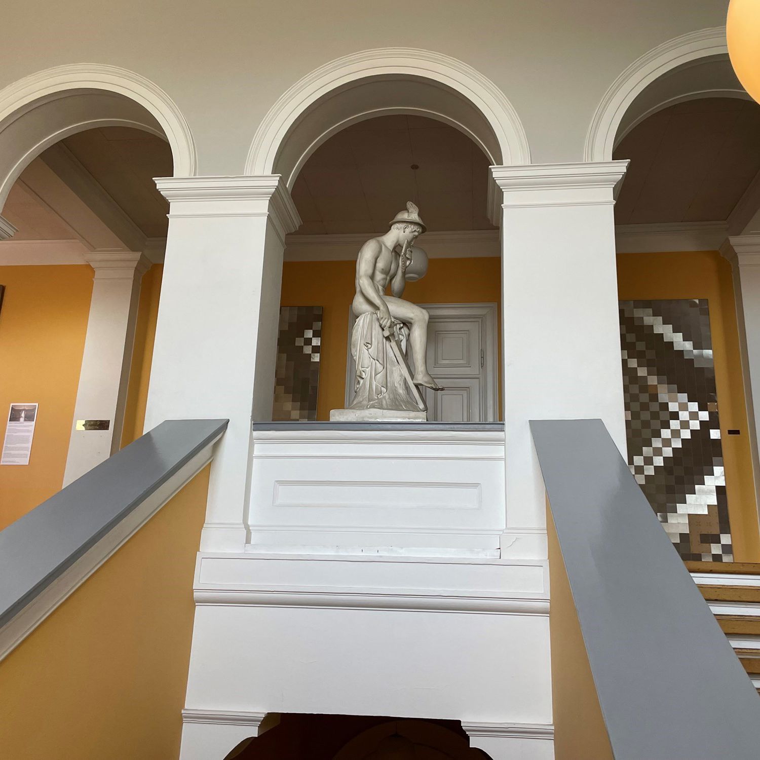 Trappe og skulptur inde på Det gamle Rådhus, Viborg