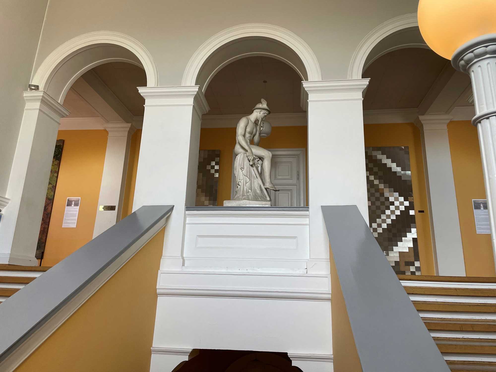 Trappe og skulptur inde på Det gamle Rådhus, Viborg