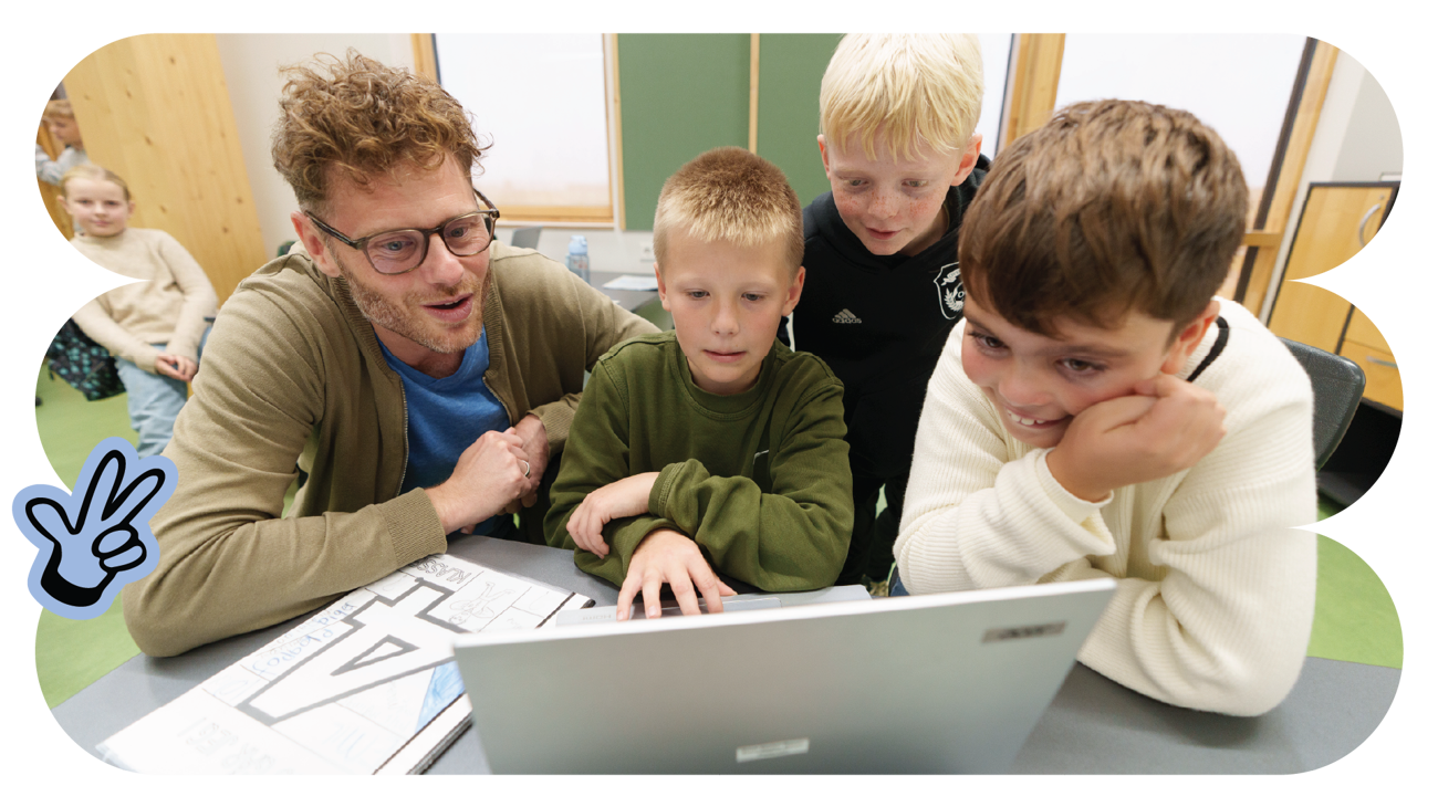 Børn i indskolingen kigger på pc sammen med voksen