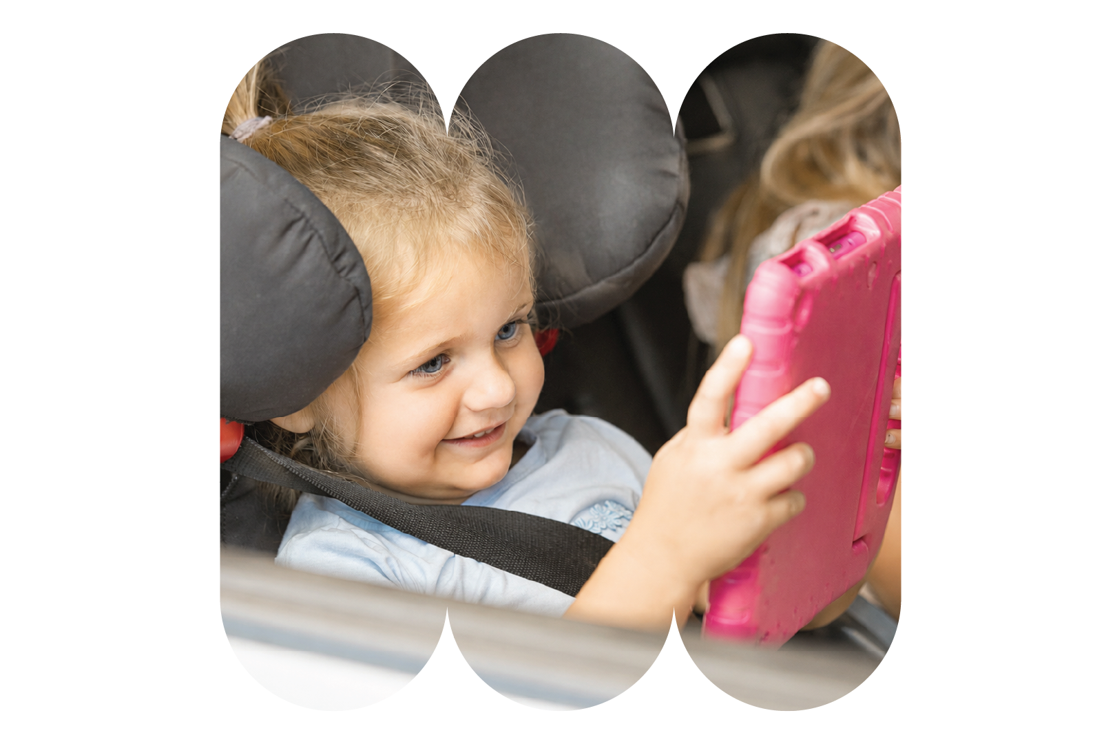Lille barn kigger på tablet i bilen