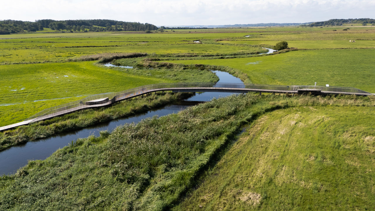 Luftfoto af broen og åen