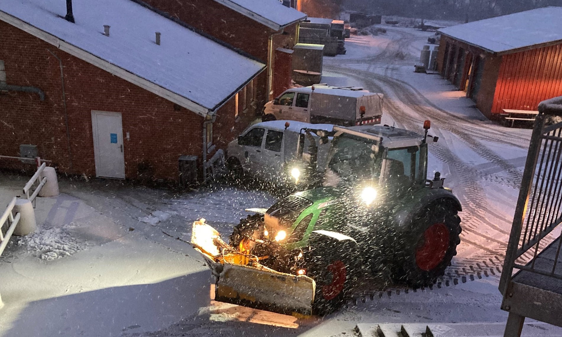 Traktor rydder sne