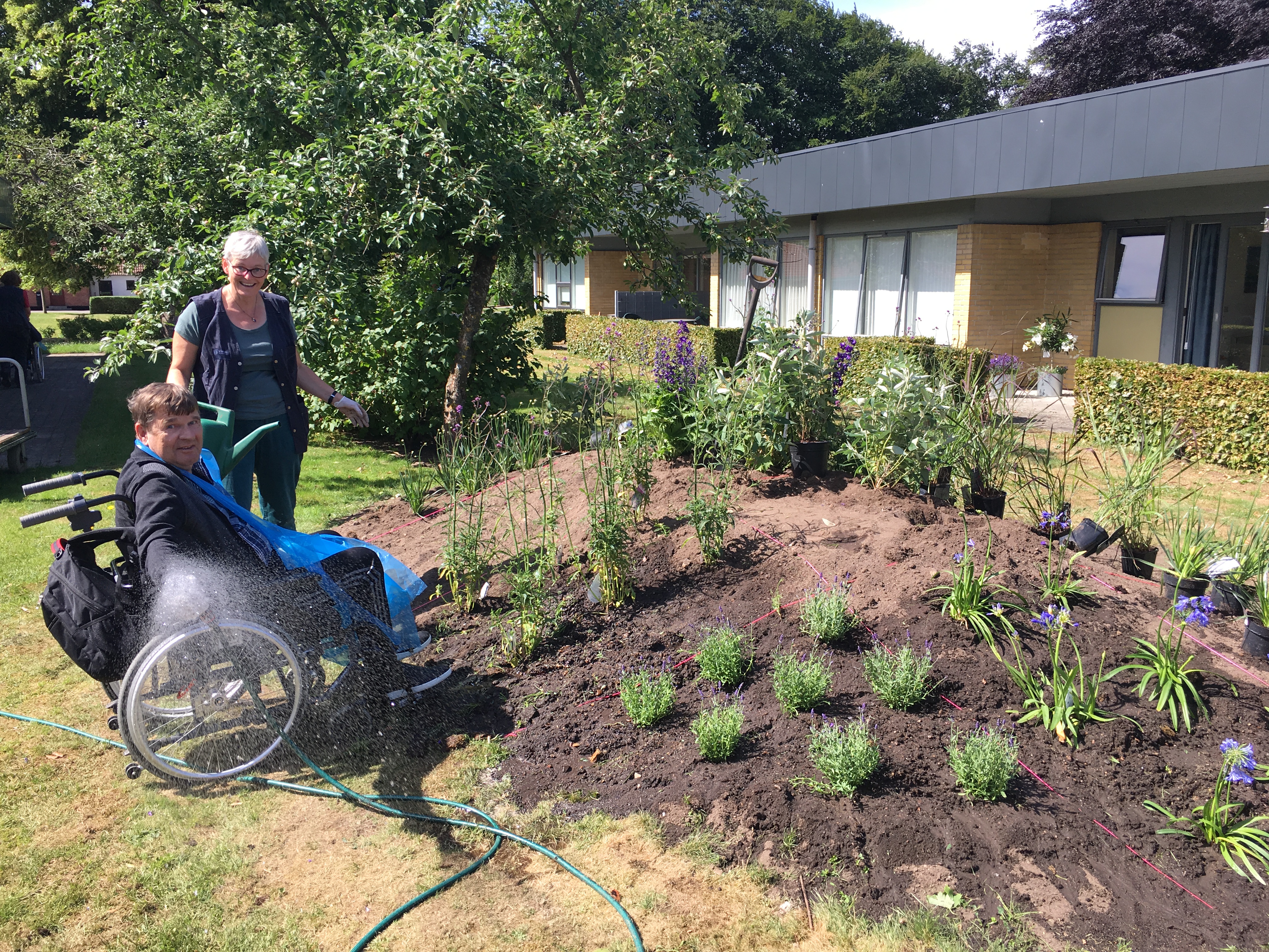 Mand vander haven sammen med medarbejder på Toftegården