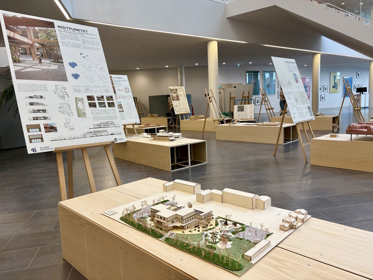 Udstilling på Viborg Rådhus med plancher og modeller over Ellekonebakken og Trappetorvet.
