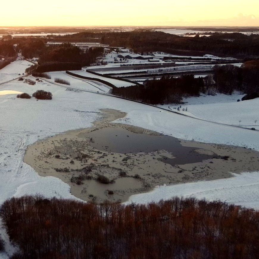 Luftfoto vådområde, vinter med snedækket landskab