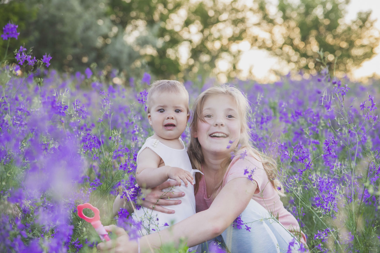 Børn på blomstereng