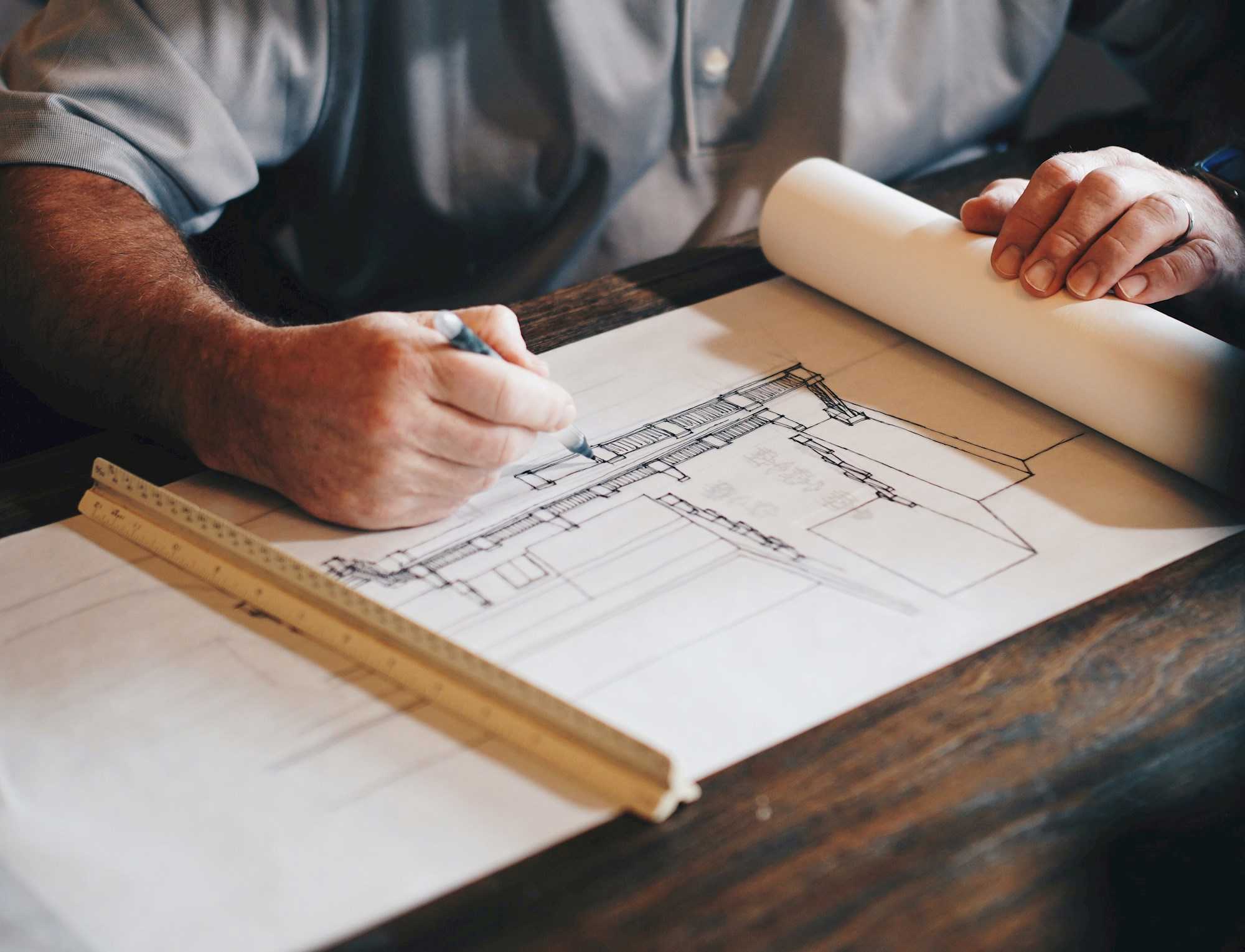 Arkitekt i gang med at lave byggetegning