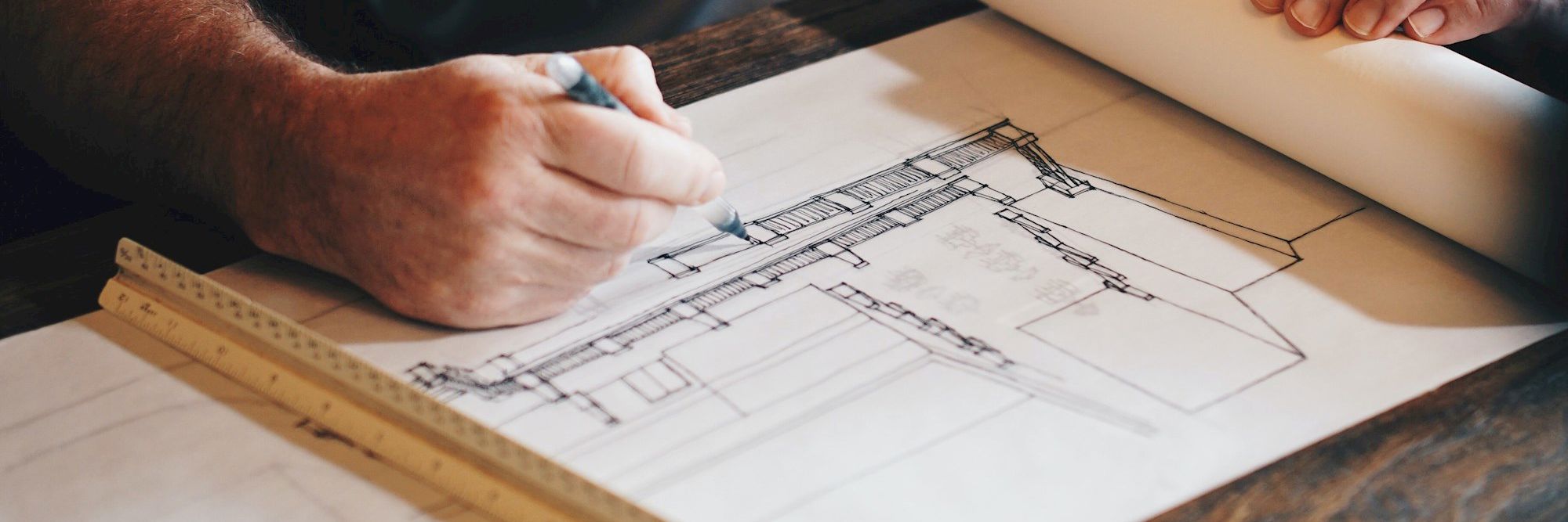 Arkitekt i gang med at lave byggetegning
