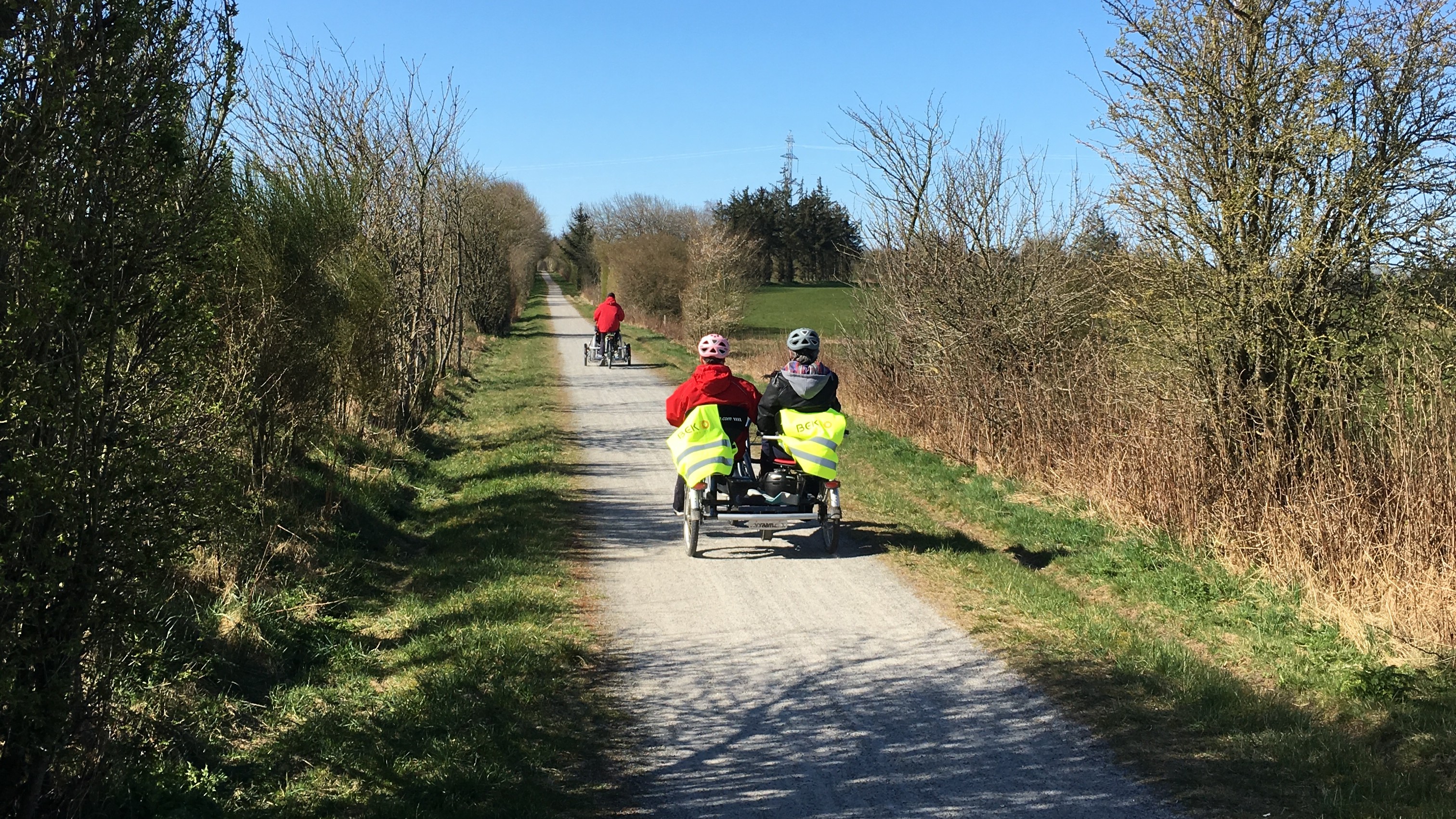 Borgere og medarbejdere på tur på elcykler