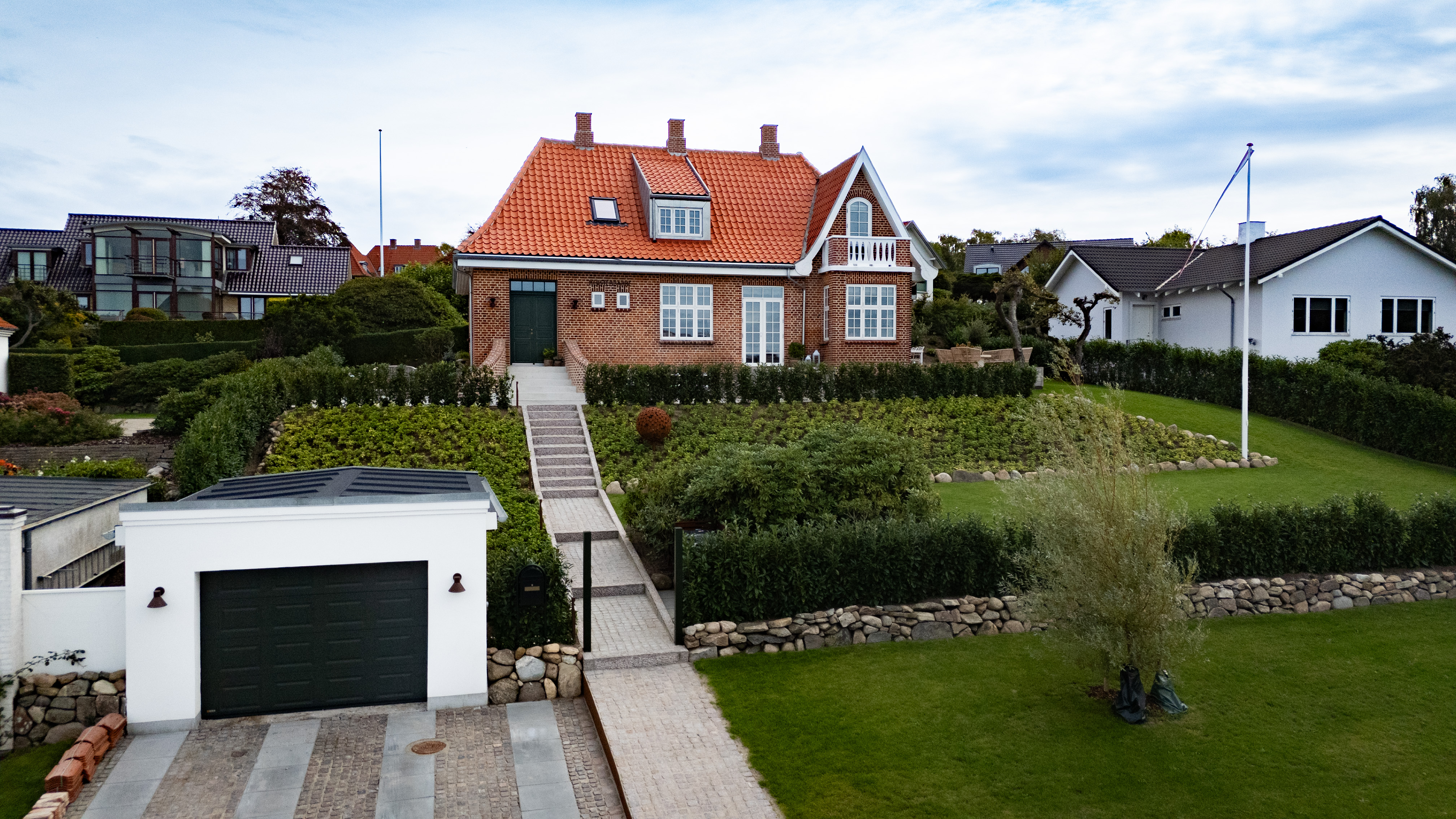 Huset og haven set forfra