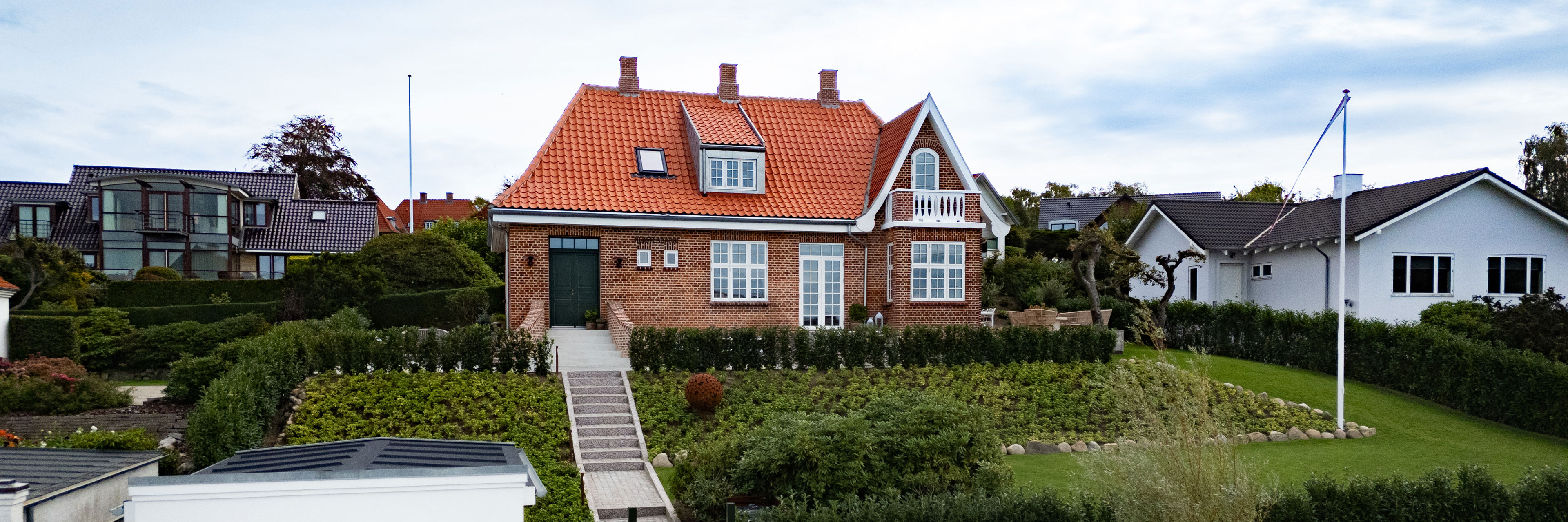 Huset og haven set forfra