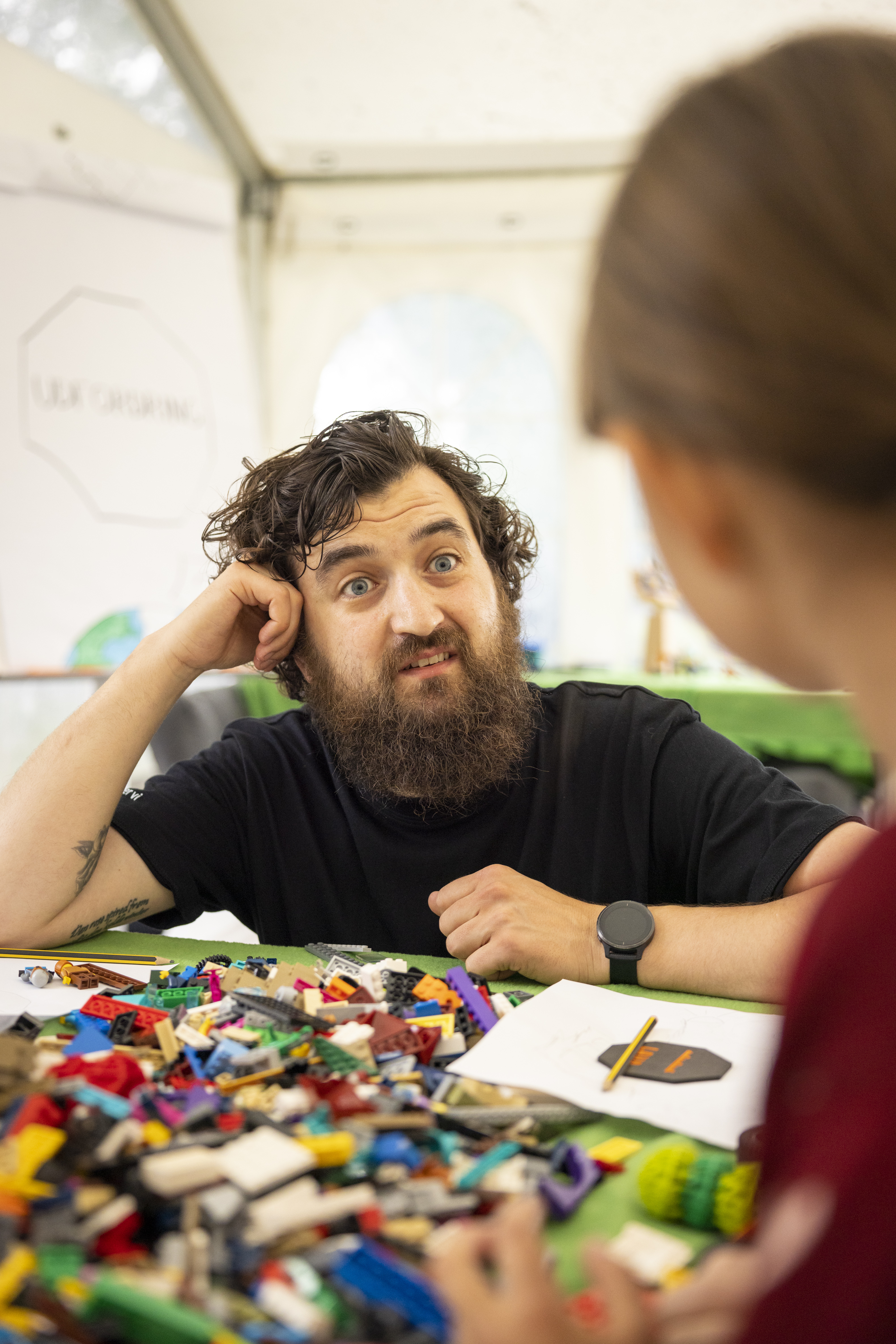 Mand og pige bygger med legoklodser