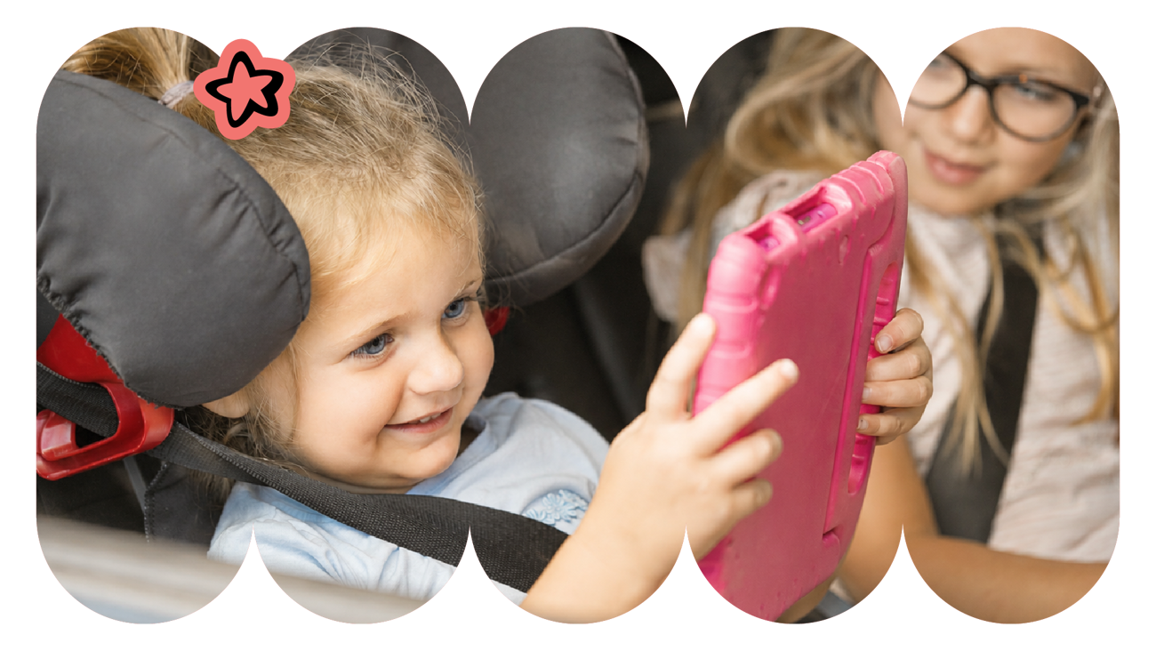 Lille barn kigger på tablet i bilen
