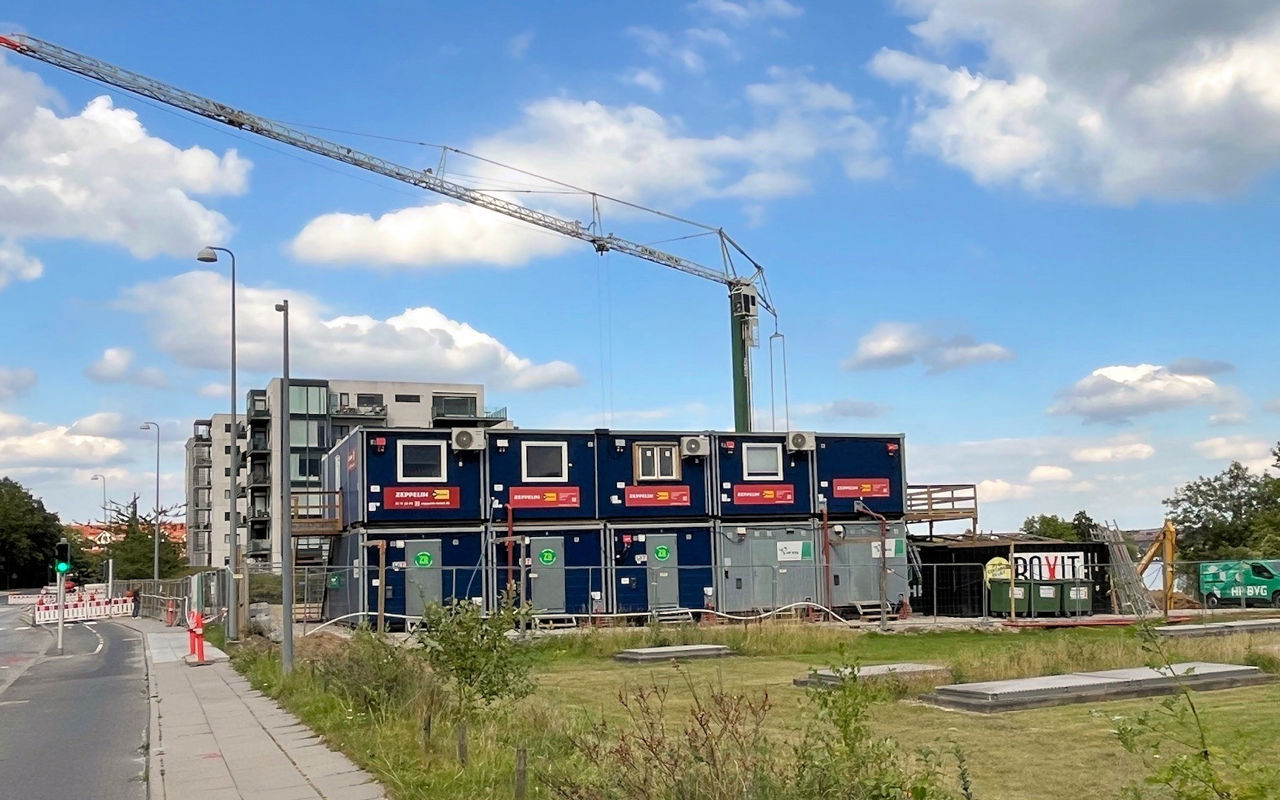 Kran, byggegrund, containere