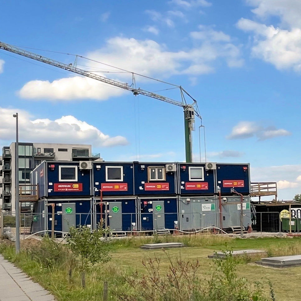Kran, byggegrund, containere
