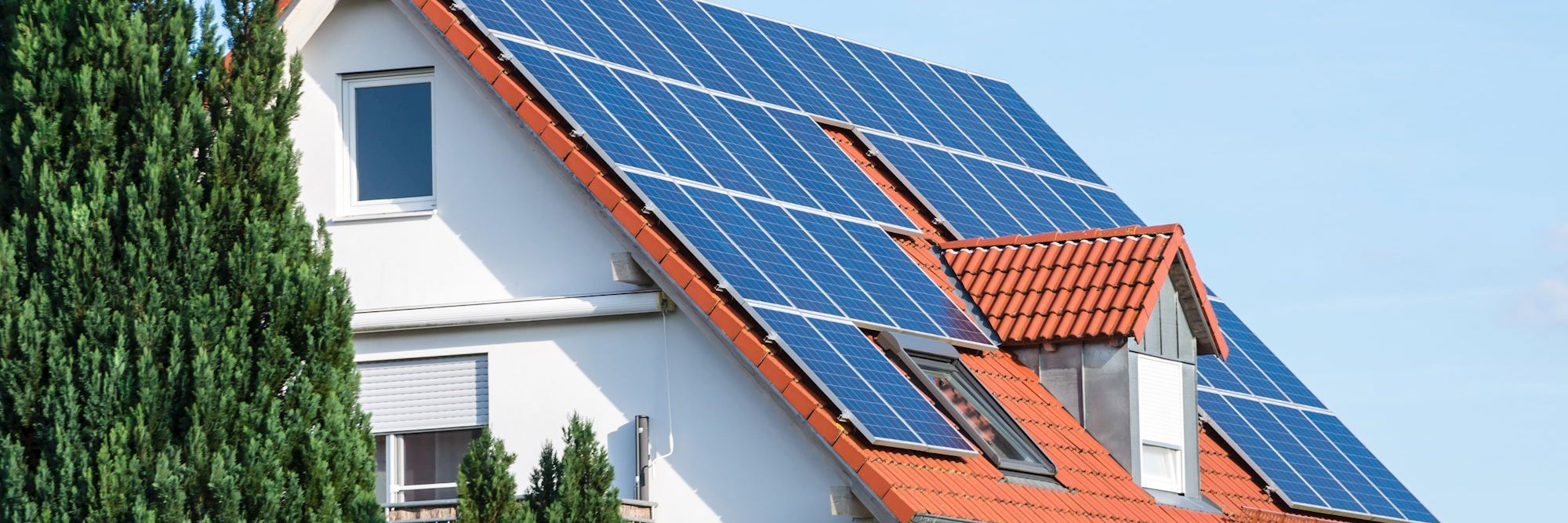 Almindeligt hus med solceller på taget