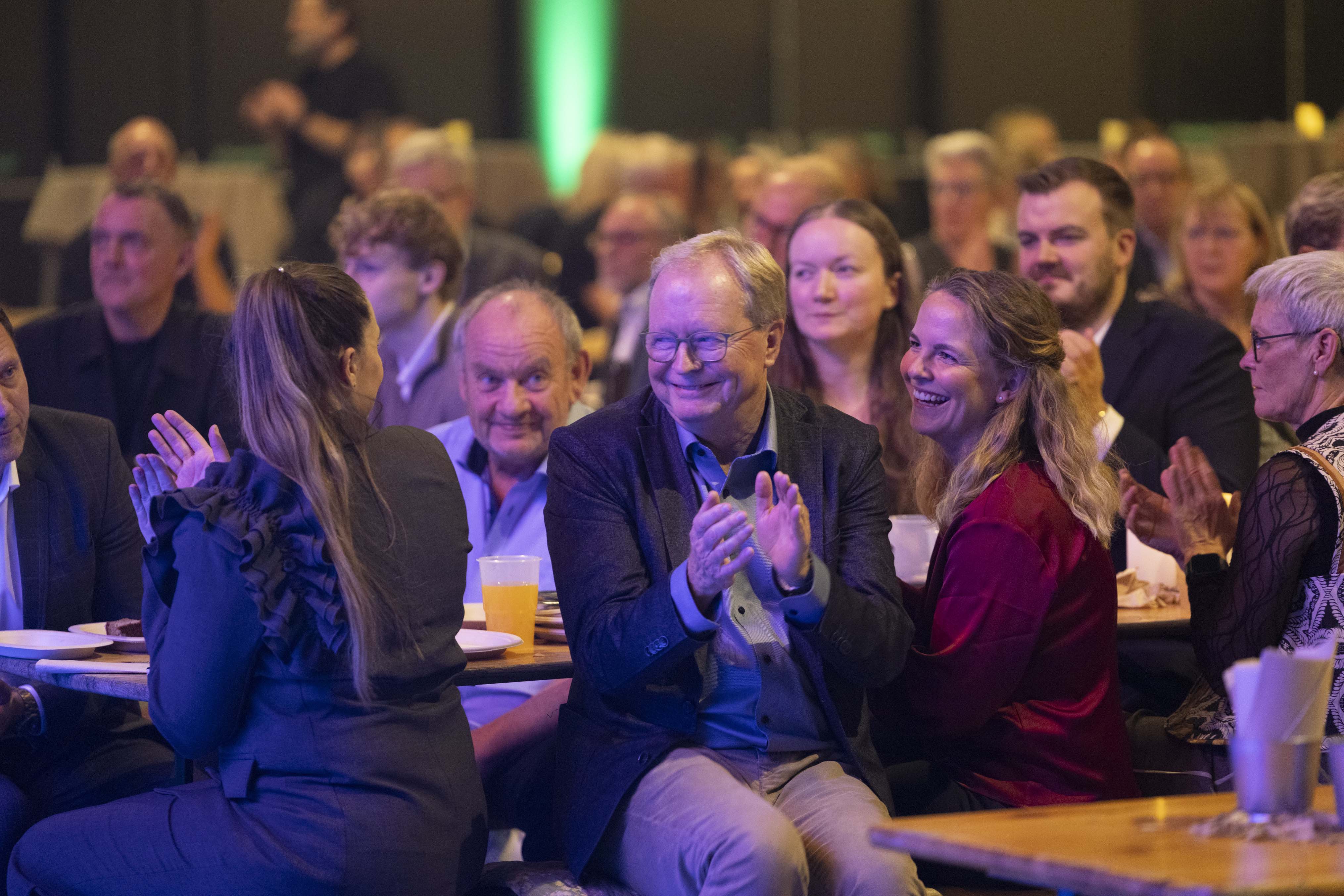 En glad Ulrik Wilbek sad ved langbordet med sine nærmeste og fulgte optræden og taler fra scenen