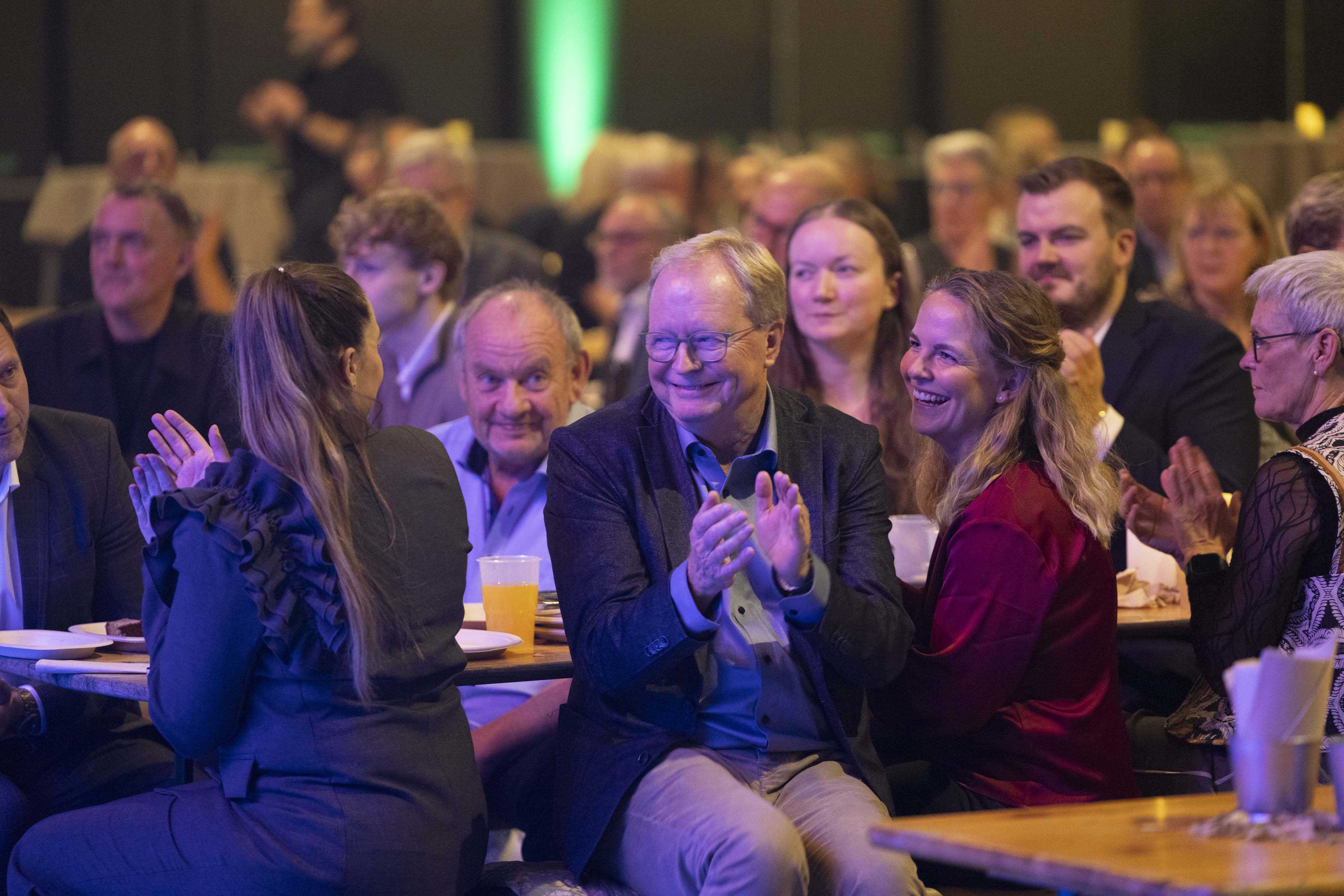 En glad Ulrik Wilbek sad ved langbordet med sine nærmeste og fulgte optræden og taler fra scenen