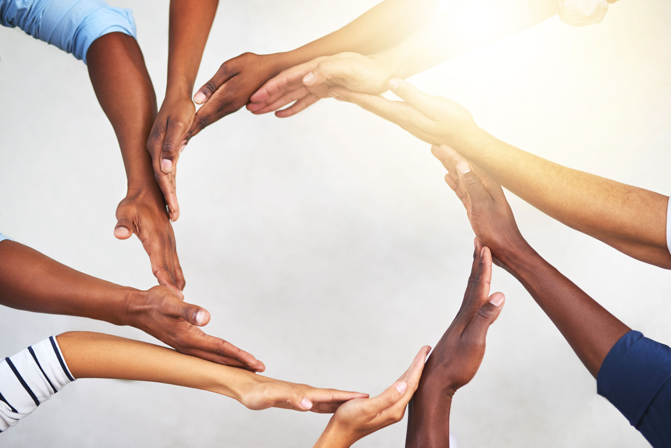 Forskellige hænder danner en cirkel