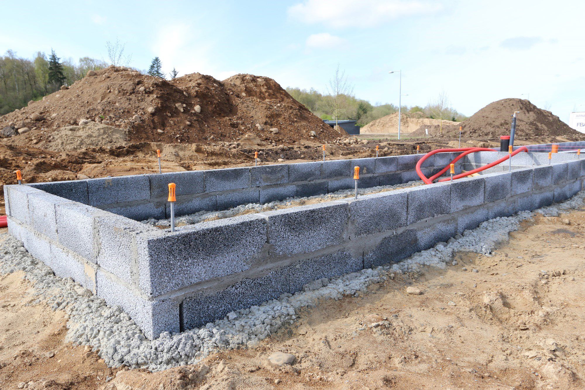 Nyligt påbegyndt husbyggeri i nyt boligområde